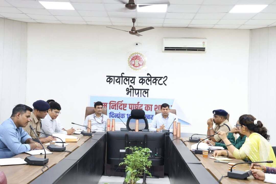 जागरूकता और सख्त निगरानी से नशा विरोधी अभियान को बनाएं प्रभावी—अपर कलेक्टर श्री कवचे
संदिग्ध मेडिकल स्टोर्स का डेटाबेस तैयार कर नियमित जांच के निर्देश
जिला स्तरीय एनकॉर्ड समिति की बैठक आयोजित
कलेक्टर श्री प्रियंक मिश्रा के निर्देशन में भोपाल जिले में नशीले पदार्थों की रोकथाम तथा अवैध मादक पदार्थों की तस्करी पर प्रभावी नियंत्रण सुनिश्चित करने के उद्देश्य से अपर कलेक्टर श्री महेंद्र सिंह कवचे की अध्यक्षता में बुधवार को कलेक्ट्रेट सभागार में जिला स्तरीय एनकॉर्ड समिति की बैठक आयोजित की गई।
अपर कलेक्टर श्री कवचे ने जिले में मादक पदार्थों की तस्करी एवं अन्य अवैध गतिविधियों पर नियंत्रण के लिए विभागवार कार्ययोजना की समीक्षा की। उन्होंने सभी शासकीय महाविद्यालयों में गठित एंटी ड्रग कमेटियों की नियमित बैठकें आयोजित करने और विद्यार्थियों के लिए जागरूकता कार्यक्रम संचालित करने के निर्देश दिए। साथ ही, सोशल मीडिया इंफ्लुएंसर्स के सहयोग से युवाओं को नशे के दुष्प्रभावों के प्रति जागरूक करने को कहा।
अपर कलेक्टर ने ड्रग इंस्पेक्टर को संदिग्ध एवं नियमों का उल्लंघन करने वाले मेडिकल स्टोर्स का डेटाबेस तैयार कर नियमित जांच करने के निर्देश दिए। उन्होंने जिले के नशा मुक्ति केंद्रों के लिए ऑनलाइन ट्रैकिंग सॉफ्टवेयर विकसित करने को भी कहा, जिससे केंद्रों में उपचार एवं पुनर्वास संबंधी गतिविधियों की प्रभावी निगरानी की जा सके।
बैठक में नारकोटिक ड्रग्स एवं साइकोट्रॉपिक पदार्थों की अवैध तस्करी की रोकथाम, विभागों के बीच नियमित सूचना के आदान-प्रदान, अंतरजिला एवं अंतरराज्यीय मामलों में संयुक्त जांच तथा संदिग्ध विक्रेताओं के विरुद्ध कठोर कार्रवाई पर विस्तृत चर्चा की गई। एनसीबी द्वारा पुलिस, आबकारी एवं अन्य संबंधित विभागों के अधिकारियों के लिए प्रशिक्षण कार्यक्रम आयोजित करने का भी निर्णय लिया गया। जिले के सभी शासकीय एवं निजी नशा मुक्ति केंद्रों की सूची अद्यतन रखने तथा उनका नियमित निरीक्षण सुनिश्चित करने के निर्देश दिए गए।
अपर कलेक्टर श्री कवचे ने स्कूलों एवं महाविद्यालयों में नशीले पदार्थों के दुष्प्रभावों के संबंध में व्यापक जागरूकता अभियान संचालित करने के निर्देश दिए। उन्होंने एनडीपीएस एक्ट के प्रावधानों एवं कार्रवाई की प्रक्रिया के संबंध में संबंधित अधिकारियों को आवश्यक प्रशिक्षण प्रदान करने को भी कहा।
उन्होंने छात्रावासों के आसपास स्थित बंद कारखानों की जांच करने तथा रासायनिक पदार्थों का निर्माण करने वाली कंपनियों में नियमित निरीक्षण एवं निगरानी सुनिश्चित करने के निर्देश दिए। उन्होंने कहा कि नशे के अवैध कारोबार पर प्रभावी अंकुश लगाने के लिए सभी संबंधित विभाग आपसी समन्वय के साथ कार्य करें। बैठक में वीडियो कॉन्फ्रेंसिंग के माध्यम से एनसीबी भोपाल के अधिकारियों ने भी आवश्यक सुझाव एवं दिशा-निर्देश दिए।
बैठक में एसपी आईबी भोपाल श्री पुनीत गोविल, एडीसीपी क्राइम श्री शैलेंद्र सिंह चौहान, आरटीओ श्री जितेंद्र शर्मा, नशा मुक्ति अभियान के राज्य स्तरीय मास्टर ट्रेनर श्री राजीव तिवारी सहित स्वास्थ्य, सामाजिक न्याय विभाग, स्वयंसेवी संस्थाओं एवं अन्य संबंधित विभागों के अधिकारी उपस्थित थे।
CM Madhya Pradesh
Jansampark Madhya Pradesh
#Bhopal