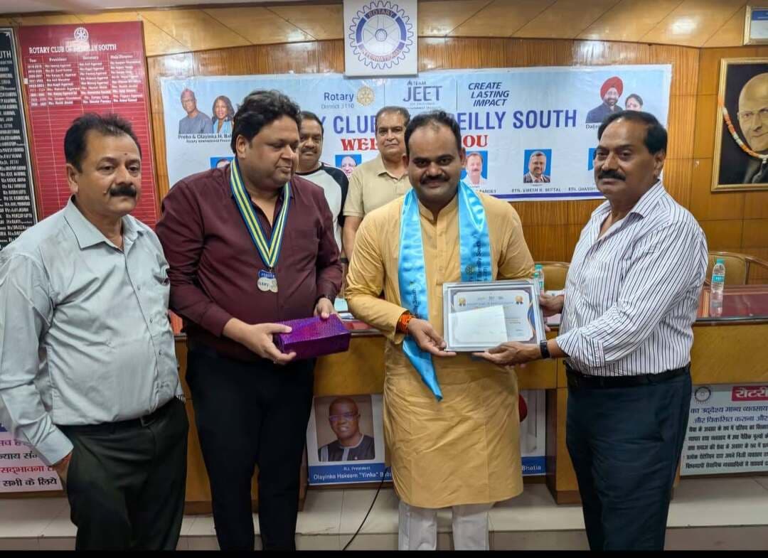 रोटरी क्लब ऑफ बरेली साउथ ने पांच शिक्षाविदों को किया सम्मानित
शिक्षक दिवस के अवसर पर रोटरी क्लब ऑफ बरेली साउथ की ओर से रोटरी भवन में सम्मान समारोह आयोजित किया गया। इस दौरान शिक्षा के क्षेत्र में उल्लेखनीय योगदान देने वाले पांच शिक्षकों एवं शिक्षाविदों को “शिक्षक रत्न सम्मान” से सम्मानित किया गया।
सम्मानित होने वालों में नवीन कुमार, जिन्होंने केंद्रीय विद्यालय में 33 वर्षों तक सेवाएं दीं और वर्तमान में फ्रीलांस टीचर ट्रेनर एवं मोटिवेशनल स्पीकर के रूप में कार्य कर रहे हैं । डॉ. रितु शर्मा, प्रतिष्ठित शिक्षाविद, मेंटर एवं राष्ट्रीय स्तर की एक्शन रिसर्च विशेषज्ञ, जिन्होंने केंद्रीय विद्यालय संगठन में 22 वर्षों तक सेवाएं दीं । डॉ. के.बी. त्रिपाठी, डायरेक्टर एवं सिविल सर्विसेज, श्रीमती अंकुरा निहलानी प्रधानाचार्या, व्यास वर्ल्ड स्कूल तथा अखिल कुमार, भौतिक विज्ञान प्रवक्ता, कॉम्पिटेंट पब्लिक स्कूल शामिल रहे।
क्लब अध्यक्ष रोहित जिंदल ने कहा कि सभी शिक्षाविदों का चयन शिक्षा के क्षेत्र में उनके उल्लेखनीय योगदान, समर्पण और विद्यार्थियों के भविष्य निर्माण में उनकी महत्वपूर्ण भूमिका को देखते हुए किया गया है। सभी सम्मानित शिक्षकों को डिस्ट्रिक्ट की ओर से प्रदान किए गए प्रमाण-पत्र एवं स्मृति-चिह्न भेंट किए गए।
समारोह में सम्मानित शिक्षाविदों ने शिक्षा के बदलते स्वरूप, विद्यार्थियों के सर्वांगीण विकास तथा वर्तमान समय में शिक्षकों की बदलती भूमिका पर अपने विचार रखे। क्लब सदस्यों ने शिक्षाविदों से विभिन्न विषयों पर प्रश्न किए, जिनके उन्होंने प्रेरणादायक एवं ज्ञानवर्धक उत्तर दिए।
कार्यक्रम को सफल बनाने में डॉ आई एस तोमर, रोहित जिंदल, शिशिर पांडे, चंद्र प्रकाश, घनश्याम खंडेलवाल, दिनेश खंडेलवाल, अनिल मनोहर, डॉ रवि मेहरा, अंकुर बंसल, ध्रुव तिलक, डॉ. एस.के. भारद्वाज, अवध अग्रवाल, सचिन पांडे, मनोज सेठी, संदीप मेहरा, विवेक अग्रवाल, इंद्र मोहन सिंह मेहता, अनुपम कपूर, अचल कुमार, दिनेश गोयल, संजय अग्रवाल, विवेक अग्रवाल, अनिल अग्रवाल, राजीव जैन, सुनील सोंधी, मुकेश खंडेलवाल आदि का सक्रिय सहयोग रहा ।
कार्यक्रम का संचालन प्रदीप मदवार द्वारा किया गया ।