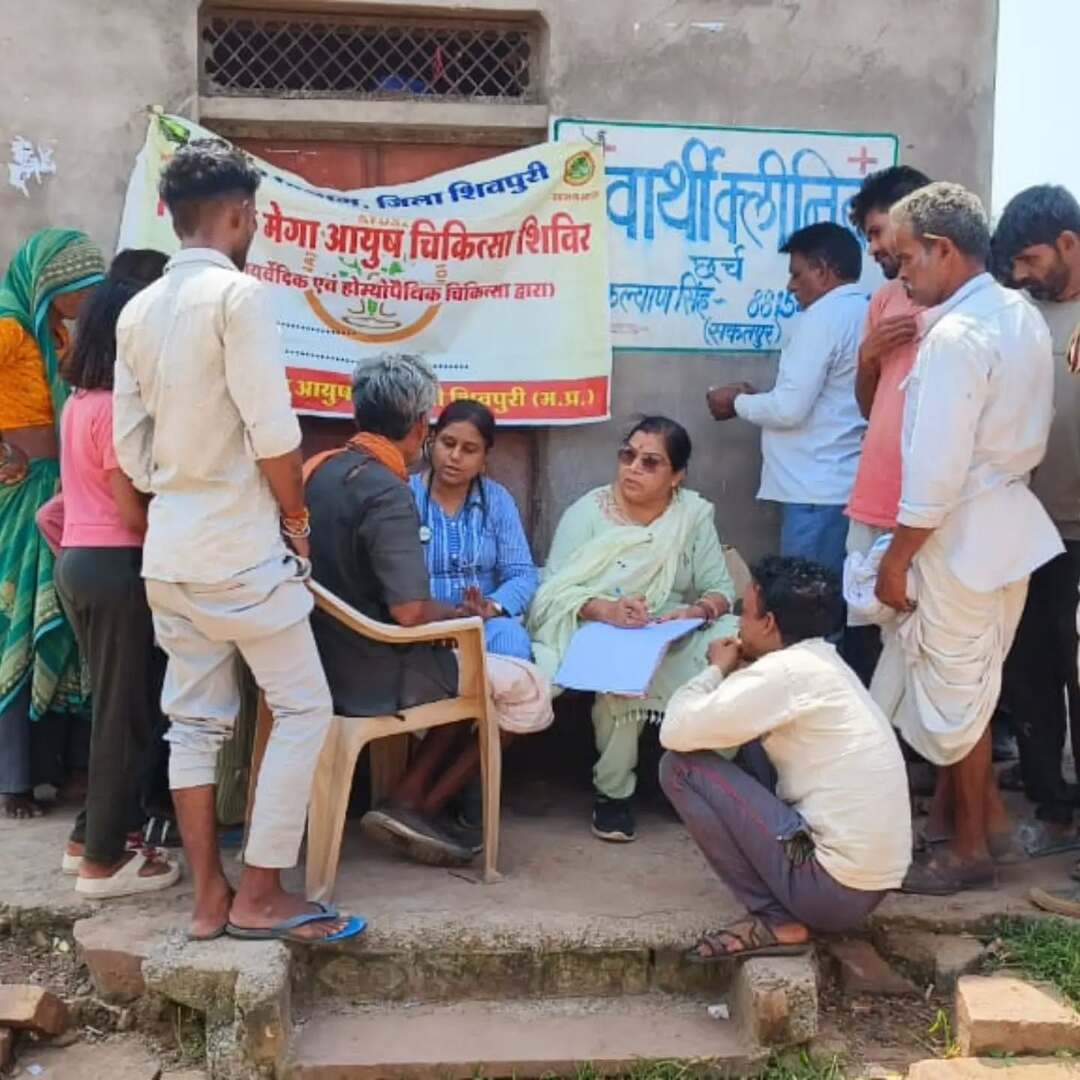 कलेक्टर एवं जिला मजिस्ट्रेट श्री अर्पित वर्मा के निर्देशानुसार आयुष विभाग द्वारा विशेष चिकित्सा शिविरों का आयोजन किया जा रहा है।
इसी क्रम में आयुष विभाग द्वारा अतिवृष्टि प्रभावित एवं जनजातिय बाहुल्य क्षेत्रों (छर्च, बीरा, मायापुर, सिरसौद) पोहरी में विशेष स्वास्थ्य शिविर आयोजित किए गए।
शिविरों में ग्रामीणों का निःशुल्क स्वास्थ्य परीक्षण कर दवाइयां वितरित की गईं एवं वर्षाजनित बीमारियों से बचाव हेतु जागरूक किया गया।
#shivpuri