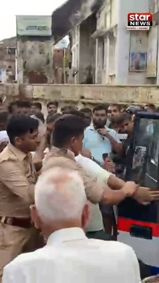 #Sitapur#अतिक्रमण हटाने गया प्रशासन तो भिड़ गया युवक, घसीट कर पुलिस ने डाला जीप में#