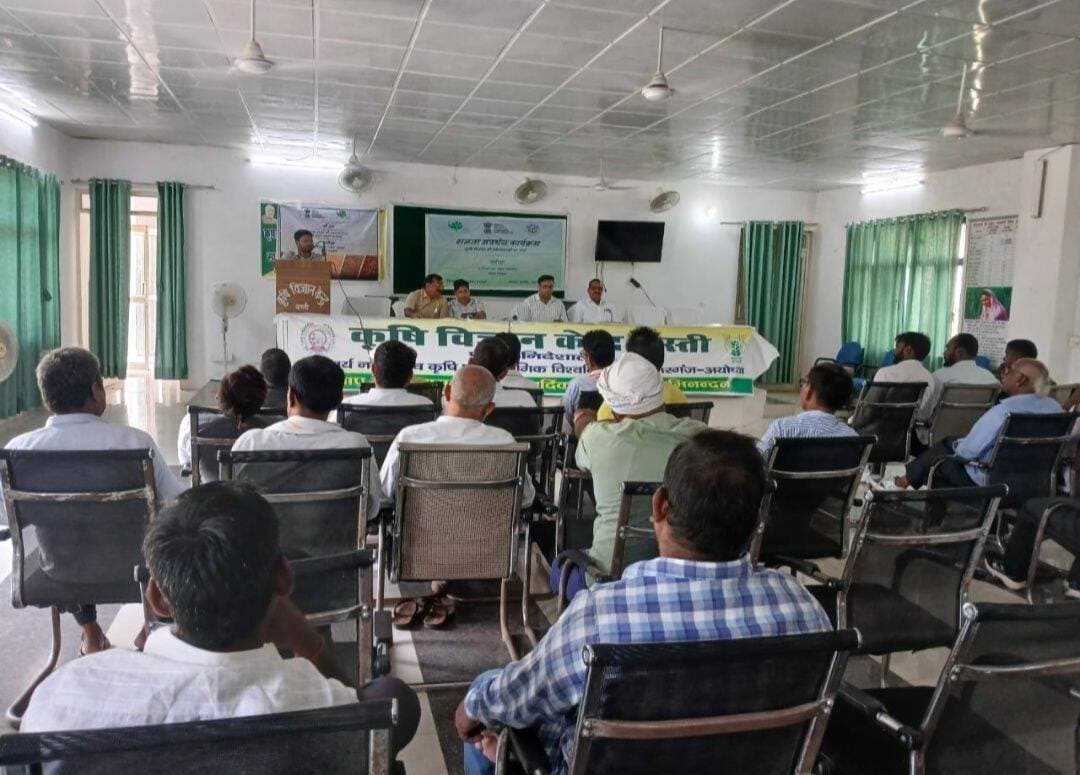 *बस्ती: कृषि उत्पादों के निर्यात को वैश्विक पहचान दिलाने के लिए किसानों की कार्यशाला, 100 प्रगतिशील किसानों ने लिया हिस्सा*
*बस्ती, 10 सितंबर 2026।* जनपद में कृषि और उद्यानिकी उत्पादों को वैश्विक बाजार में पहुंचाने और स्थानीय किसानों को सशक्त बनाने के उद्देश्य से बुधवार को एक दिवसीय क्षमता संवर्धन कार्यक्रम का आयोजन किया गया। कार्यक्रम का आयोजन *एपीडा (कृषि और प्रसंस्कृत खाद्य उत्पाद निर्यात विकास प्राधिकरण) और उद्यान विभाग* के संयुक्त तत्वावधान में किया गया।
कार्यशाला में जनपद के विभिन्न ब्लॉकों से आए लगभग 100 प्रगतिशील कृषकों, किसान उत्पादक संगठनों (FPO) के प्रतिनिधियों और निर्यातकों ने उत्साह के साथ भाग लिया।
कार्यक्रम को संबोधित करते हुए *एपीडा प्रतिनिधि सत्येंद्र सिंह लोधी* ने किसानों को वैश्विक बाजार की मांग, आधुनिक पैकेजिंग तकनीक, लॉजिस्टिक्स और निर्यात के लिए जरूरी दस्तावेजीकरण की प्रक्रिया के बारे में विस्तार से बताया। उन्होंने FPOs को उद्यमिता से जोड़ने और सामूहिक रूप से निर्यात करने के फायदों पर प्रकाश डाला।
*कृषि विज्ञान केंद्र के वैज्ञानिक डॉ. प्रेम शंकर* ने किसानों को उन्नत कृषि पद्धतियों, उत्पाद की गुणवत्ता सुधारने और अंतरराष्ट्रीय मानकों के अनुरूप फसल प्रबंधन के तौर-तरीके सिखाए। विशेषज्ञों ने जोर देकर कहा कि FPO के माध्यम से किसान संगठित होकर अपने उत्पादों की बेहतर ग्रेडिंग और ब्रांडिंग कर सकते हैं, जिससे उन्हें सीधे अंतरराष्ट्रीय बाजार में बेचने का मौका मिलेगा और आय में भारी वृद्धि होगी।
कार्यशाला में केवीके प्रमुख आर.के. तोमर, वैज्ञानिक डॉ. आर.बी. सिंह, एलडीएम आर.एन. मौर्य, उपायुक्त एनआरएलएम श्रीमती आशा देवी ने भी महत्वपूर्ण जानकारी साझा की।
कार्यक्रम में उद्यान विभाग से पंकज कुमार मिश्र, वरिष्ठ उद्यान निरीक्षक सुभाष चन्द्र मिश्र, उद्यान निरीक्षक राजन कुमार गोंड, सहायक उद्यान निरीक्षक आशीष कुमार, अश्वनी सिंह और प्रधान चौधरी सहित कई कर्मचारी उपस्थित रहे।
अंत में किसानों की शंकाओं के समाधान के लिए प्रश्नोत्तर सत्र का आयोजन किया गया। कार्यक्रम का समापन *जिला उद्यान अधिकारी अरुण कुमार तिवारी* ने प्रदेश सरकार की *उत्तर प्रदेश राज्य औद्यानिकी निर्यात प्रोत्साहन योजना* की विस्तृत जानकारी देते हुए किया।
संवाददाता हरी ओम प्रकाश
राष्ट्रीय हिंदी दैनिक कौटिल्य का भारत