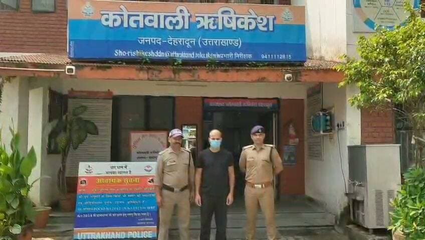 ऋषिकेश को-ऑपरेटिव बैंक में 12.31 लाख का गबन, दैनिक जमा एजेंट गिरफ्तार
खबर
ऋषिकेश: उत्तराखंड को-ऑपरेटिव बैंक में लाखों रुपये के गबन के मामले में दून पुलिस ने नामजद आरोपी को गिरफ्तार किया है। पुलिस के मुताबिक, बैंक में दैनिक जमा अभिकर्ता के रूप में काम करने वाले दीपक बढ़ई ने अलग-अलग खाताधारकों से बैंक में जमा कराने के लिए लिए गए 12 लाख 31 हजार 458 रुपये बैंक में जमा नहीं किए और धनराशि का गबन कर लिया।
मामले में बैंक के सचिव/महाप्रबंधक की तहरीर पर 24 मई 2026 को कोतवाली ऋषिकेश में मुकदमा दर्ज किया गया था। पुलिस ने साक्ष्य जुटाने के बाद आरोपी दीपक बढ़ई को 9 सितंबर को उदय बाग, विकासनगर से गिरफ्तार किया। आरोपी को न्यायालय के समक्ष पेश किया जा रहा है।
पुलिस के अनुसार मामले में आगे की जांच जारी है।