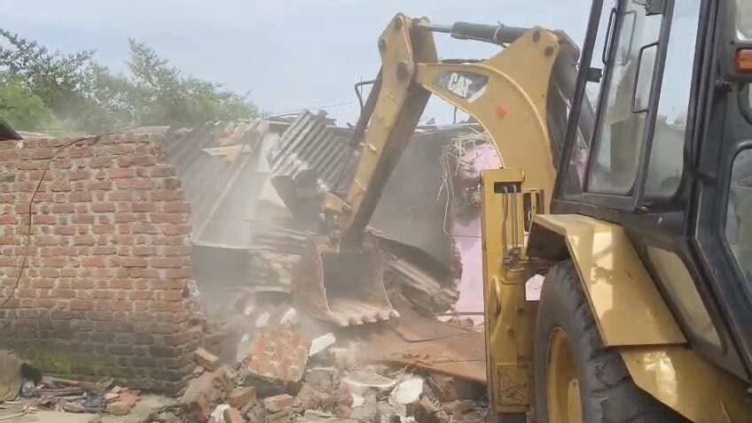 सागर शराब कांड के आरोपी चंदू सिंह के ठिकाने पर बुल्डोजर कार्यवाही