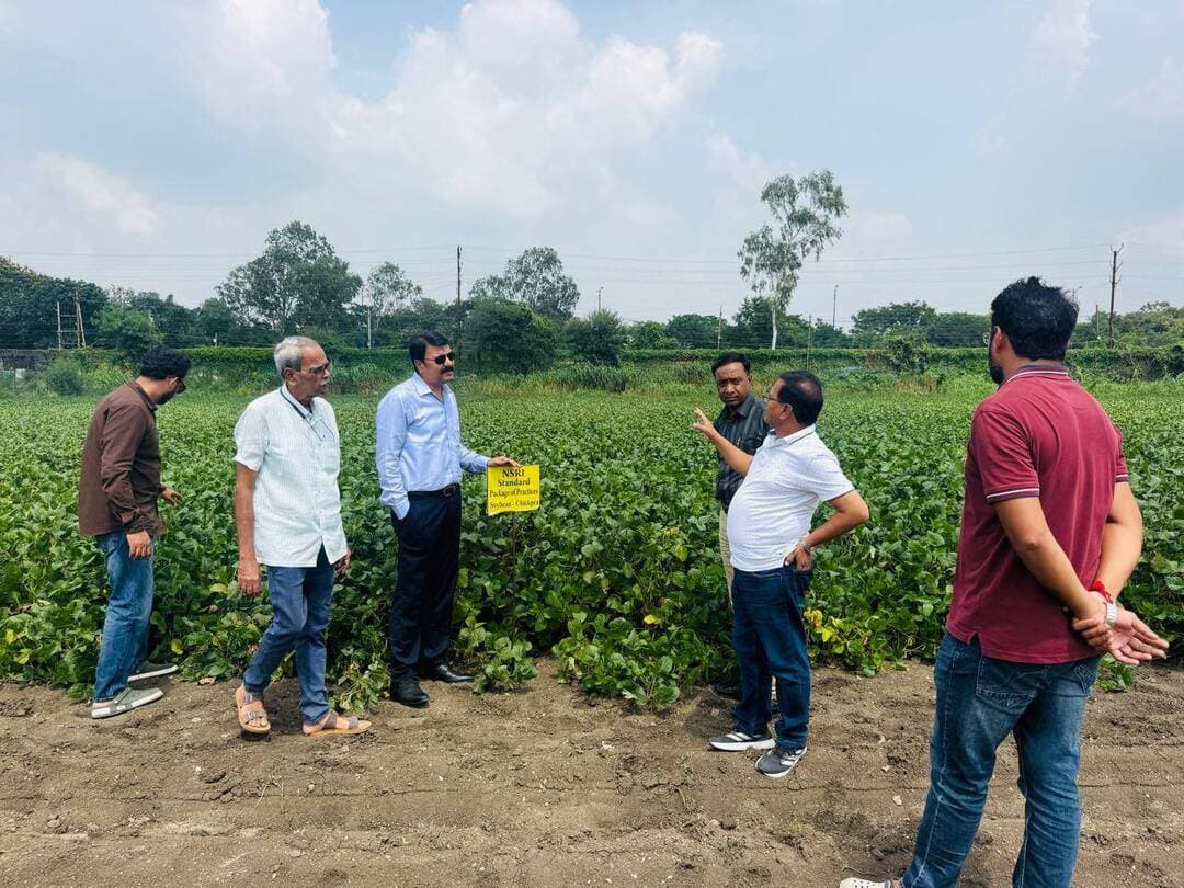 *शासकीय महारानी लक्ष्मीबाई कन्या स्नातकोत्तर महाविद्यालय में अहिल्या उत्सव आयोजित*
----
*छात्राओं को अहिल्याबाई होलकर के जीवन से न्यायप्रियता, करुणा, सेवा और राष्ट्र समर्पण की प्रेरणा लेने हेतु किया प्रेरित*
इंदौर, 10 सितम्बर 2026
शासकीय महारानी लक्ष्मीबाई कन्या स्नातकोत्तर महाविद्यालय किला भवन इंदौर में आज 10 सितंबर 2026 को अहिल्या उत्सव का आयोजन श्रद्धा एवं गरिमापूर्ण वातावरण में किया गया। कार्यक्रम का उद्देश्य लोकमाता देवी अहिल्याबाई होलकर के जीवन, व्यक्तित्व, कृतित्व, लोककल्याणकारी कार्यों तथा सुशासन की परंपरा से छात्राओं को परिचित कराना था। कार्यक्रम में देवी अहिल्याबाई होलकर के चित्र पर माल्यार्पण एवं पुष्पांजलि अर्पित कर उनके आदर्शों का स्मरण किया गया। वक्ताओं ने उनके जीवन संघर्ष, न्यायप्रियता, प्रशासनिक कुशलता, धर्म-संस्कृति संरक्षण तथा जनकल्याण के लिए किए गए कार्यों पर प्रकाश डाला।
कार्यक्रम में प्राचार्य डॉ. बी.डी. श्रीवास्तव ने कहा कि देवी अहिल्याबाई होलकर भारतीय इतिहास में ऐसी आदर्श शासिका के रूप में प्रतिष्ठित हैं, जिन्होंने अपने शासनकाल में प्रजा के हित, न्याय, धर्म, संस्कृति एवं लोककल्याण को सर्वोच्च प्राथमिकता दी। उन्होंने अत्यंत विपरीत परिस्थितियों में भी धैर्य, साहस और प्रशासनिक कुशलता का परिचय देते हुए एक आदर्श शासन व्यवस्था स्थापित की। उनका जीवन यह संदेश देता है कि नेतृत्व केवल सत्ता का संचालन नहीं, बल्कि समाज और राष्ट्र के प्रति उत्तरदायित्व निभाने का माध्यम है।
प्रो. प्रेरणा ठाकुर ने अहिल्याबाई होलकर द्वारा किए गए जनकल्याणकारी कार्यों, मंदिरों एवं तीर्थस्थलों के संरक्षण, धर्मशालाओं, घाटों, कुओं एवं जलस्रोतों के निर्माण तथा यात्रियों की सुविधा के लिए किए गए कार्यों का उल्लेख करते हुए कहा कि उनके कार्य आज भी लोकसेवा और सुशासन के आदर्श के रूप में स्मरण किए जाते हैं। उन्होंने समाज के विभिन्न वर्गों के कल्याण के लिए संवेदनशीलता एवं समानता की भावना के साथ कार्य किया।
कार्यक्रम में विशेष रूप से महिला सशक्तीकरण एवं नेतृत्व के क्षेत्र में अहिल्याबाई होलकर की भूमिका पर प्रकाश डाला गया। छात्राओं को बताया गया कि एक महिला शासक के रूप में उन्होंने अपने समय की सामाजिक एवं राजनीतिक परिस्थितियों के बीच जिस साहस, दूरदर्शिता और निर्णय क्षमता का परिचय दिया, वह वर्तमान पीढ़ी के लिए भी प्रेरणादायी है। उनका जीवन छात्राओं को आत्मविश्वास, स्वावलंबन, कर्तव्यनिष्ठा और सामाजिक जिम्मेदारी के प्रति जागरूक करता है।
इस अवसर पर छात्राओं को अहिल्याबाई होलकर के जीवन से प्रेरणा लेते हुए न्यायप्रियता, करुणा, सेवा, अनुशासन, नेतृत्व क्षमता एवं राष्ट्र के प्रति समर्पण जैसे मूल्यों को अपने जीवन में आत्मसात करने का संदेश दिया गया। वक्ताओं ने कहा कि लोकमाता अहिल्याबाई का जीवन भारतीय ज्ञान एवं सांस्कृतिक परंपरा में निहित लोकमंगल की भावना का उत्कृष्ट उदाहरण है। अहिल्या उत्सव के माध्यम से छात्राओं को अपने गौरवशाली इतिहास एवं भारतीय संस्कृति से जोड़ने तथा महान विभूतियों के जीवन-मूल्यों को वर्तमान संदर्भ में समझने का अवसर प्राप्त हुआ।
कार्यक्रम का संचालन प्रो. निधि गुप्ता द्वारा किया गया। कार्यक्रम में महाविद्यालय की आई.क्यू. ए. सी प्रभारी प्रो. मनीषा जोशी, वरिष्ठ प्राध्यापक प्रो. निशा जैन, प्रो. रजनी भारती सहित अन्य प्राध्यापकगण, कर्मचारी एवं बड़ी संख्या में छात्राएँ उपस्थित रहीं।
#JansamparkMP
#indore
#इंदौर
CM Madhya Pradesh
Jansampark Madhya Pradesh