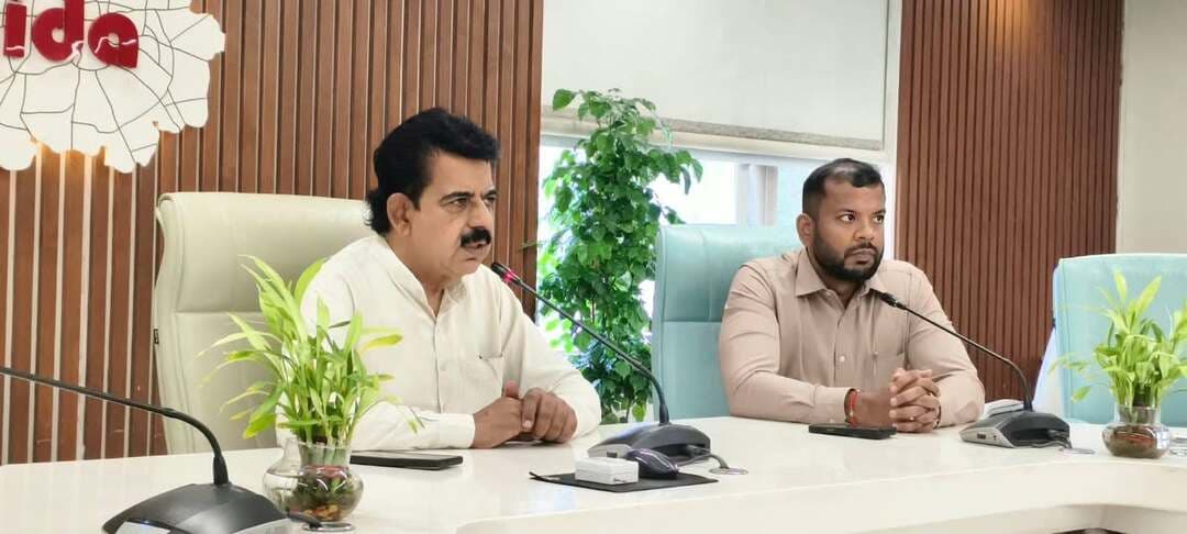 *शास्त्री ब्रिज के पुनर्निर्माण की बड़ी पहल, पहले बनेगा नया समानांतर ब्रिज - सांसद श्री शंकर लालवानी*
----
*सिंहस्थ-2028 के पूर्व इंदौर में नया ब्रीज़ बनाए जाने का पूरा प्रयास, इसके बाद पुराने शास्त्री ब्रिज को तोड़ा जाएगा*
----
*लगभग 175 करोड़ रुपये की लागत से होगा निर्माण, इंदौर विकास प्राधिकरण निर्माण करने का प्रस्ताव है*
इंदौर, 10 सितम्बर 2026
शहर के प्रमुख शास्त्री ब्रिज के पुनर्निर्माण की दिशा में महत्वपूर्ण पहल की गई है। सिंहस्थ-2028 को ध्यान में रखते हुए पुराने शास्त्री ब्रिज को तोड़ने से पहले उसके समानांतर नया ब्रिज बनाया जाएगा। इससे निर्माण के दौरान यातायात व्यवस्था सुचारु बनी रहेगी और नागरिकों को आवागमन में परेशानी नहीं होगी।
सांसद श्री शंकर लालवानी की लगातार पहल और प्रयासों के परिणामस्वरूप शास्त्री ब्रिज के पुनर्निर्माण की प्रक्रिया को गति मिली है। सांसद श्री लालवानी द्वारा इंदौर की प्रमुख अधोसंरचनाओं को मजबूत करने और यातायात व्यवस्था को बेहतर बनाने को लेकर लगातार संबंधित विभागों के साथ चर्चा की जा रही है।
*दो चरणों में होगा शास्त्री ब्रिज का निर्माण*
शास्त्री ब्रिज का निर्माण कार्य दो चरणों में किया जाएगा। पहले चरण में वर्तमान ब्रिज के समानांतर नया ब्रिज बनाया जाएगा। योजना के अनुसार नए समानांतर ब्रिज को सिंहस्थ-2028 से पहले यातायात के लिए उपलब्ध कराने का पूरा प्रयास किया जाएगा। नया ब्रिज शुरू होने के बाद पुराने शास्त्री ब्रिज को तोड़ा जाएगा तथा दूसरे चरण में शेष निर्माण कार्य किया जाएगा। नए ब्रिज की ऊंचाई वर्तमान शास्त्री ब्रिज की तुलना में अधिक रखी जाएगी, जिससे भविष्य की यातायात आवश्यकताओं को ध्यान में रखते हुए बेहतर और आधुनिक सुविधा उपलब्ध हो सके।
*लगभग 175 करोड़ रुपये की लागत से बनेगा नया ब्रिज*
बैठक में शास्त्री ब्रिज के पुनर्निर्माण एवं संबंधित विकास कार्य पर प्रारंभिक अनुमान के अनुसार लगभग 175 करोड़ रुपये की लागत आएगी। यह परियोजना इंदौर के यातायात और अधोसंरचना के लिए महत्वपूर्ण साबित होगी। प्रस्तावित ब्रिज का एक छोर संभागायुक्त कार्यालय क्षेत्र से प्रारंभ होकर रीगल टॉकीज की ओर रहेगा।
*इंदौर विकास प्राधिकरण करेगा निर्माण*
शास्त्री ब्रिज के निर्माण का प्रस्ताव इंदौर विकास प्राधिकरण (IDA) को दिया गया है। आईडीए के मुख्य कार्यपालन अधिकारी डॉ. परीक्षित संजय राव झाड़े ने सर्वे एजेंसी को आवश्यक दिशा-निर्देश देते हुए सर्वे का कार्य तत्काल प्रारंभ करने के निर्देश दिए हैं। सर्वे के आधार पर ब्रिज के एलाइनमेंट, संरचना, ऊंचाई, चौड़ाई, यातायात प्रबंधन सहित अन्य तकनीकी पहलुओं को अंतिम रूप दिया जाएगा।
*रेलवे करेगा कार्य का सुपरविजन*
शास्त्री ब्रिज परियोजना के अंतर्गत आने वाले रेलवे हिस्से के कार्य का सुपरविजन रेलवे विभाग द्वारा किया जाएगा, जबकि ब्रिज के निर्माण का कार्य इंदौर विकास प्राधिकरण द्वारा किया जाएगा। इससे रेलवे क्षेत्र से जुड़े तकनीकी एवं सुरक्षा मानकों का समुचित पालन सुनिश्चित किया जा सकेगा।
*सिंहस्थ-2028 से पहले नया ब्रिज उपलब्ध कराने का पूरा प्रयास*
बैठक में सिंहस्थ-2028 को देखते हुए इंदौर में यातायात और आधारभूत संरचनाओं को मजबूत करना प्राथमिकता है। शास्त्री ब्रिज शहर के प्रमुख मार्गों में शामिल है और प्रतिदिन बड़ी संख्या में नागरिक इसका उपयोग करते हैं। इसी कारण पुराने ब्रिज को पहले तोड़ने के बजाय पहले समानांतर नया ब्रिज तैयार करने की योजना बनाई गई है। इससे निर्माण अवधि में यातायात के लिए वैकल्पिक व्यवस्था उपलब्ध रहेगी और नागरिकों को अनावश्यक परेशानी से बचाया जा सकेगा।
सांसद श्री शंकर लालवानी ने कहा कि सिंहस्थ-2028 से पहले नया शास्त्री ब्रिज तैयार कर नागरिकों के लिए उपलब्ध कराने का पूरा प्रयास रहेगा। उन्होंने कहा कि इंदौर की अधोसंरचना को भविष्य की जरूरतों के अनुरूप विकसित करना हमारी प्राथमिकता है। शास्त्री ब्रिज का आधुनिक स्वरूप में पुनर्निर्माण इसी दिशा में महत्वपूर्ण कदम है।
नया ब्रिज शहर की बढ़ती यातायात आवश्यकताओं को पूरा करने के साथ ही आवागमन को अधिक सुगम, सुरक्षित और व्यवस्थित बनाने में महत्वपूर्ण भूमिका निभाएगा। बैठक में रेलवे मंडल से श्री अंकुर कुमार सिंह, श्री राहुल चौधरी, श्री मुकेश रघुवंशी, श्री शक्ति सापुतारे, श्री अभिषेक सिंह सहित इंदौर विकास प्राधिकरण से श्री कपिल भल्ला उपस्थित रहे।
#JansamparkMP #indore #इंदौर #शास्त्रीब्रिज #सिंहस्थ2028
Jansampark Madhya Pradesh
JDjansampark Indore