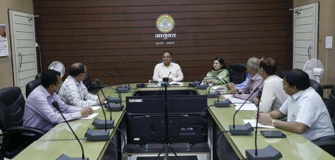 *रक्षाबंधन पर 10 ग्राम कम मिठाई देने वाले फर्म पर विभाग ने 5 हजार रुपए का लगाया था जुर्माना*
----
*नापतौल विभाग द्वारा 100 रुपए से 50 लाख रुपए तक लगा सकता है जुर्माना- नापतौल विभाग*
----
*खाद्य पदार्थों की पैकिंग वजन का सत्यापन और सिंहस्थ की रूपरेखा तैयार करने के विभाग को संभागायुक्त के निर्देश*
----
*संभागायुक्त श्री लाक्षाकार ने उपनियंत्रक नापतौल विभाग की समीक्षा बैठक ली*
इंदौर 10 सितम्बर 2026/
संभागायुक्त श्री भास्कर लाक्षाकार ने आज नापतौल विभाग के कार्यों और अब तक की गई कार्यवाहियों की समीक्षा की। विभाग द्वारा बताया गया कि अप्रैल माह से अब तक 175 प्रकरण बनाए गए है। इसमें रक्षाबंधन एवं अन्य त्योहारों के दौरान विभाग द्वारा तत्परता से कार्य किया गया। विभाग द्वारा निर्धारित मात्रा से कम गैस सप्लाई करने पर कार्यवाही की गई। ऑनलाइन शॉपिंग व्यापार के बिग बास्केट द्वारा एमआरपी से अधिक चार्ज करने पर 15 हजार रुपए का जुर्माना लगाया गया है। इसी तरह रक्षाबंधन के दौरान अधिकांश प्रकरण सामने आए है। इसमें 10 ग्राम मिठाई कम देने पर फर्म पर 5 हजार का जुर्माना लगाया गया। इसी तरह ऑटोमोबाइल पार्ट्स पर अधिक चार्ज करने के मामले में 25 हजार का जुर्माना लगाया गया। बैठक में उपनियंत्रक श्री संजय पाटणकर, नापतौल निरीक्षक श्री खेमराज चौधरी, श्री कपिल कदम सहित श्री के. एस. ठाकुर, श्री शरद शर्मा एवं एम.एम. राजपूत उपस्थित रहें।
बैठक में संभागायुक्त श्री लाक्षाकार ने अधिकारियों को निर्देश देते हुए कहा कि आगामी सिंहस्थ के मद्देनजर एक व्यवस्थित विभागीय रूपरेखा तैयार करने के निर्देश दिए है। उन्होंने कहा कि सिंहस्थ के पूरे विस्तार को समझें और उसके उपरांत ही योजना तैयार करें। इसके अलावा उन्होंने शॉपिंग मॉल्स में खाद्य पदार्थों के बिकने वाली वस्तुओं की पैकिंग का सत्यापन प्राथमिकता के साथ किया जाए। उन्होंने कहा कि नापतौल विभाग द्वारा पहली बार में नोटिस और सुधार के लिए समय दिया जाता है। इसके बाद 1 लाख रुपए तक का जुर्माना। श्रद्धालुओं के साथ इस तरह से धोखा नहीं हो। ऐसे स्पॉट चिन्हांकित करें जहां अस्थायी दुकानें लगने की गुंजाइश है।
बैठक में नापतौल विभाग के विभागीय अधिकारियों द्वारा बताया गया कि नए नियम के बाद विभाग 100 रुपये से 50 लाख रूपये तक जुर्माना लगाया जा सकता है। साथ ही सीजेएम कोर्ट में प्रकरण एडीपीओ की तरफ से लगाये जाते है। ऐसे प्रकरण राजीनामे के 6 माह बाद न्यायालय के समक्ष प्रस्तुत किए जाते है। जांच के दौरान लिये गए नमूनों की लैब में जांच की जाती है। एमआरपी से अधिक के मामलों की पड़ताल की जाती है। नापतौल विभाग द्वारा 12 माह में इलेक्ट्रॉनिक विंग मशीन (ईडब्ल्यूएम) और 24 माह में बाट की जांच करते है।
----
#JansamparkMP #indore #इंदौर #नापतौल #उपभोक्तासुरक्षा
CM Madhya Pradesh
Jansampark Madhya Pradesh
