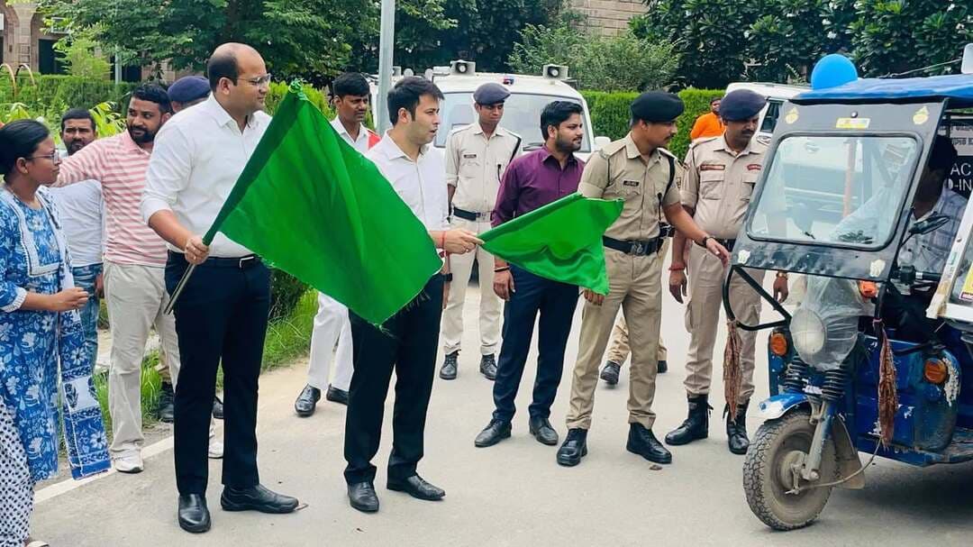 कैमूर DM ने प्रचार रथ को दिखायी हरी झंडी, वरिष्ठ नागरिकों के अधिकार और नशा मुक्ति को लेकर करेंगे जागरूक
वरिष्ठ नागरिकों के अधिकार और नशा मुक्त भारत अभियान को लेकर कैमूर जिला प्रशासन ने बड़ी पहल की है।
आज दिनांक 10 सितंबर 2026 को जिला पदाधिकारी कैमूर कुमार अनुराग और उप विकास आयुक्त रोहित कर्दम ने समाहरणालय परिसर से प्रचार रथ को हरी झंडी दिखाकर रवाना किया।
इस मौके पर डीएम ने बताया कि माता-पिता भरण पोषण एवं वरिष्ठ नागरिक कल्याण अधिनियम 2007 के तहत 60 वर्ष से अधिक उम्र के वरिष्ठ नागरिकों को अपने बेटे, बेटी, पौत्र, पौत्री या संपत्ति के वारिस से भरण पोषण पाने का पूरा अधिकार है। अगर परिवार इसका पालन नहीं करता है तो वरिष्ठ नागरिक अनुमंडल पदाधिकारी की अध्यक्षता वाले अधिकरण और जिला पदाधिकारी की अध्यक्षता वाले अपील अधिकरण में शिकायत दर्ज कर सकते हैं।
उन्होंने कहा कि इस अधिनियम का पालन नहीं करने पर 5000 रुपये तक का जुर्माना, 3 महीने की सजा या दोनों हो सकते हैं। अनुमंडल स्तरीय अधिकरण 10,000 रुपये तक का मासिक भत्ता दिलाने का आदेश दे सकता है।
साथ ही यह प्रचार रथ जिले में नशा मुक्त भारत अभियान को लेकर भी लोगों को जागरूक करेगा। इस अवसर पर डीआरडीए निदेशक और सहायक निदेशक जिला सामाजिक सुरक्षा कोषांग मौजूद रहे।