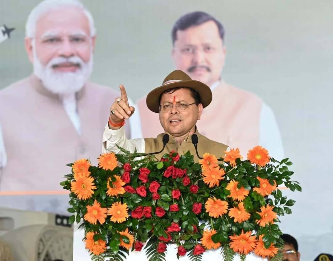🚨हल्द्वानी में गौरव सेनानी मिलन एवं पूर्व सैनिक सम्मान समारोह
मुख्यमंत्री पुष्कर सिंह धामी बोले— सैनिक कभी पूर्व नहीं होता, वह जीवनभर सैनिक रहता है
हल्द्वानी में गुरुवार को ‘गौरव सेनानी मिलन एवं पूर्व सैनिक सम्मान समारोह’ आयोजित किया गया। कार्यक्रम में कुमाऊं मंडल के विभिन्न क्षेत्रों से बड़ी संख्या में पूर्व सैनिकों, वीरांगनाओं और सैनिक परिवारों ने हिस्सा लिया।
मुख्यमंत्री पुष्कर सिंह धामी ने पूर्व सैनिकों और वीरांगनाओं को नमन करते हुए कहा कि सैनिक अपने जीवन का महत्वपूर्ण समय राष्ट्र की सुरक्षा और सेवा में समर्पित करता है। उन्होंने कहा, “सैनिक कभी पूर्व या भूतपूर्व नहीं होता, वह जीवनभर सैनिक रहता है। हमारे पूर्व सैनिक भूतपूर्व नहीं, बल्कि अभूतपूर्व हैं।”
मुख्यमंत्री ने कहा कि उत्तराखंड देवभूमि के साथ-साथ वीरभूमि भी है। प्रदेश ने देश को अनेक वीर सैनिक और सैन्य अधिकारी दिए हैं। उन्होंने कहा कि राज्य सरकार सैनिकों, पूर्व सैनिकों, वीरांगनाओं और उनके परिवारों के कल्याण के लिए लगातार काम कर रही है।
उन्होंने बताया कि शहीद सैनिकों के आश्रितों को मिलने वाली अनुग्रह राशि 10 लाख से बढ़ाकर 50 लाख रुपये की गई है। परमवीर चक्र विजेताओं की एकमुश्त अनुदान राशि 50 लाख से बढ़ाकर 2 करोड़ रुपये की गई है। वहीं, बलिदानी सैनिक के परिवार के एक सदस्य को सरकारी सेवा में नियुक्ति के लिए आवेदन की समय-सीमा 2 वर्ष से बढ़ाकर 5 वर्ष की गई है।
मुख्यमंत्री ने कहा कि देहरादून के गुनियाल गांव में बन रहा सैन्य धाम उत्तराखंड के वीर सैनिकों के शौर्य, त्याग और बलिदान का प्रतीक बनेगा।
कार्यक्रम में भाजपा के राष्ट्रीय अध्यक्ष नितिन नवीन, सैनिक कल्याण मंत्री गणेश जोशी, भाजपा प्रदेश अध्यक्ष एवं राज्यसभा सांसद महेंद्र भट्ट, सांसद अजय भट्ट सहित बड़ी संख्या में पूर्व सैनिक, वीरांगनाएं, सैनिक परिवार और जनप्रतिनिधि मौजूद रहे।