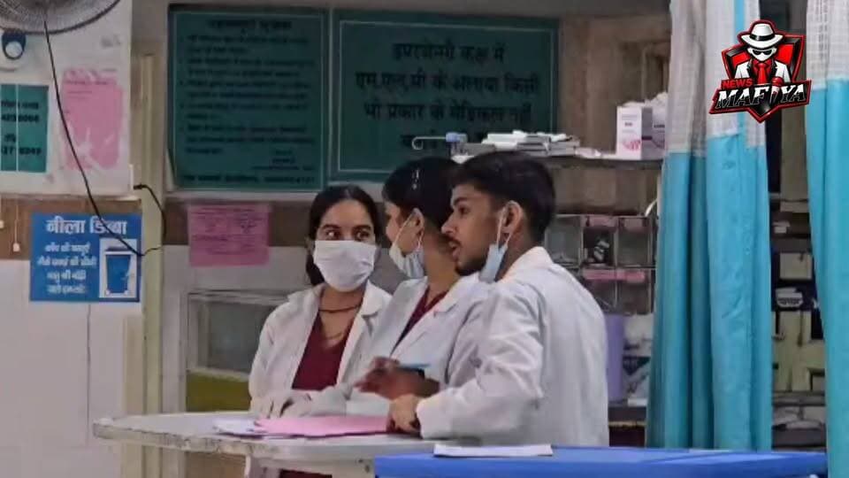 🚨देहरादून में H1N1 का बढ़ता असर, 2 की मौत; 258 मरीज मिले
देहरादून में H1N1 (स्वाइन फ्लू) के मामलों ने स्वास्थ्य विभाग की चिंता बढ़ा दी है। जिले में अब तक 258 मरीजों में संक्रमण की पुष्टि हुई है, जबकि अन्य जिलों के मामलों को मिलाकर यह संख्या 383 तक पहुंच गई है। वहीं, फ्लू के चलते 2 लोगों की मौत की जानकारी सामने आई है।
हालांकि राहत की बात यह है कि पिछले तीन दिनों में नए पॉजिटिव मामलों में कमी दर्ज की गई है। इसके बावजूद स्वास्थ्य विभाग ने निगरानी और सतर्कता बढ़ा दी है।
विभाग के अनुसार, 10 साल से कम उम्र के बच्चों और 50 साल से अधिक उम्र के लोगों में फ्लू के मामले अधिक सामने आ रहे हैं। सीएमओ ने सभी चिकित्सा प्रभारियों को अपने-अपने क्षेत्रों में लगातार मॉनिटरिंग करने और संदिग्ध मरीजों की जांच व उपचार पर विशेष ध्यान देने के निर्देश दिए हैं।
स्वास्थ्य विभाग ने लोगों से अपील की है कि फ्लू के लक्षणों को नजरअंदाज न करें और जरूरत पड़ने पर समय पर चिकित्सकीय सलाह लें।