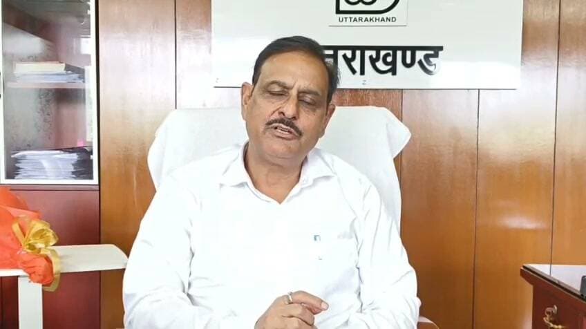 🚨मानसून में PWD को 300 करोड़ तक का नुकसान
उत्तराखंड में मानसून का असर अभी पूरी तरह खत्म नहीं हुआ है, लेकिन बारिश और आपदा से सड़कों को हुए नुकसान का आंकड़ा लगातार बढ़ रहा है। लोक निर्माण विभाग के अनुसार, इस मानसून सीजन में प्रदेश के रोड इंफ्रास्ट्रक्चर को करीब 250 से 300 करोड़ रुपये तक का नुकसान होने का अनुमान है।
PWD के पोर्टल पर फिलहाल करीब 125 से 130 करोड़ रुपये का नुकसान दर्ज किया गया है। हालांकि, कई सड़कों और निर्माण कार्यों को नुकसान पहुंचने के बावजूद यातायात प्रभावित नहीं हुआ, जिसके चलते उनका नुकसान पोर्टल पर दर्ज नहीं हो सका है। इसी आधार पर विभाग ने वास्तविक नुकसान का आंकड़ा 300 करोड़ रुपये तक पहुंचने का अनुमान जताया है।
मानसून की बारिश से पहाड़ी और मैदानी क्षेत्रों में कई जगह सड़कें भूस्खलन, धंसने और सुरक्षा दीवारों को नुकसान पहुंचने से प्रभावित हुईं। लोक निर्माण विभाग द्वारा क्षतिग्रस्त सड़कों और हिस्सों का लगातार आकलन किया जा रहा है।