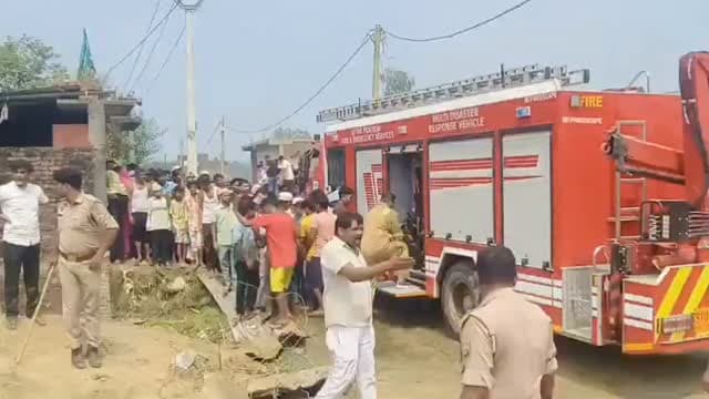 दो मंजिला मकान भरभराकर गिरा मुरादाबाद के अक्का शाहपुर गांव में दो मंजिला मकान गिर गया। हादसे के बाद इलाके में अफरा-तफरी और हड़कंप मच गया। मलबे में महिला और बच्चे के दबे होने की आशंका है। सूचना मिलते ही पुलिस-प्रशासन की टीमें मौके पर पहुंचीं। जेसीबी और रेस्क्यू टीम की मदद से मलबा हटाया जा रहा है। अधिकारियों की निगरानी में दबे लोगों की तलाश जारी है।
इससे पहले मुगलपुरा में भी पुराना तीन मंजिला मकान गिरा था।
