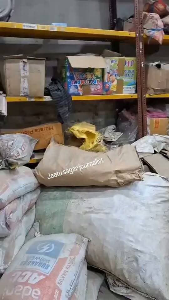 उत्तर प्रदेश : मेरठ पुलिस ने व्यापारी गौरव मोहन अग्रवाल के कई गोदामों पर छापा मारा, 1 करोड़ रुपए से ज्यादा कीमत के दिवाली पटाखे बरामद किए। पुलिस का दावा है कि व्यापारी के पास पटाखे स्टोरेज का कोई लाइसेंस नहीं था।