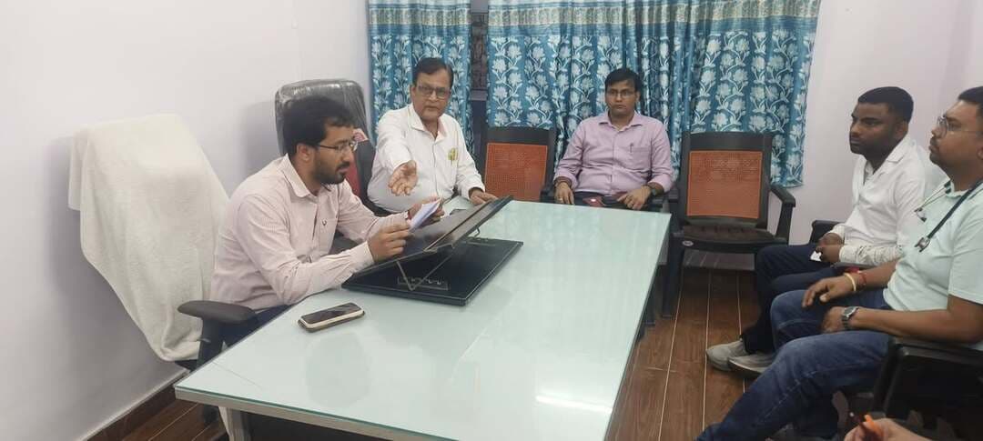 डीडीसी निशांत सिहारा ने मोतीपुर पीएचसी का किया निरीक्षण, स्वास्थ्य सेवाओं की गुणवत्ता एवं मरीजों की सुविधाओं की समीक्षा
मरीजों को बेहतर एवं निर्बाध स्वास्थ्य सुविधाएं उपलब्ध कराने का दिया निर्देश
उप विकास आयुक्त, मुजफ्फरपुर श्री निशांत सिहारा द्वारा आज मोतीपुर प्रखंड स्थित प्राथमिक स्वास्थ्य केंद्र (PHC) का निरीक्षण किया गया। निरीक्षण के दौरान उन्होंने स्वास्थ्य केंद्र में उपलब्ध स्वास्थ्य सेवाओं की गुणवत्ता, सुरक्षा मानकों तथा मरीजों को उपलब्ध कराई जा रही सुविधाओं का विस्तृत जायजा लिया।
उप विकास आयुक्त ने अस्पताल के विभिन्न वार्डों, ओपीडी, पंजीकरण एवं काउंटर व्यवस्था, दवा वितरण केंद्र, प्रयोगशाला, एक्स-रे सुविधा, एंबुलेंस सेवा सहित अन्य आवश्यक व्यवस्थाओं का निरीक्षण किया। उन्होंने संबंधित पदाधिकारियों एवं स्वास्थ्य कर्मियों से उपलब्ध सुविधाओं एवं मरीजों को दी जा रही सेवाओं के संबंध में जानकारी ली।
समीक्षा के क्रम में उप विकास आयुक्त ने स्पष्ट निर्देश दिया कि अस्पताल में आने वाले मरीजों को आवश्यक स्वास्थ्य सुविधाएं निर्बाध एवं समयबद्ध रूप से उपलब्ध कराई जाएं। मरीजों एवं उनके परिजनों के साथ काउंटर तथा ओपीडी में स्वास्थ्यकर्मियों का व्यवहार कुशल एवं सहयोगात्मक होना चाहिए। उन्होंने कहा कि अस्पताल में आने वाला प्रत्येक मरीज सम्मानजनक व्यवहार और गुणवत्तापूर्ण स्वास्थ्य सेवा का हकदार है।
उन्होंने अस्पताल में आवश्यक दवाओं की उपलब्धता की भी समीक्षा की तथा निर्देश दिया कि मरीजों को निर्धारित आवश्यक दवाएं उपलब्ध कराने में किसी प्रकार की परेशानी नहीं होनी चाहिए। दवा की उपलब्धता एवं स्टॉक की नियमित निगरानी सुनिश्चित करने को कहा गया।
निरीक्षण के दौरान एंबुलेंस सेवा की स्थिति, अस्पताल में उपलब्ध बेड एवं उनकी उपयोगिता, प्रयोगशाला की कार्यप्रणाली तथा एक्स-रे मशीन की उपलब्धता एवं संचालन की भी जानकारी ली गई। उन्होंने निर्देश दिया कि मरीजों की आवश्यकता के अनुरूप सभी जांच एवं उपचार संबंधी सुविधाएं प्रभावी रूप से संचालित रहें तथा उपकरणों को कार्यशील स्थिति में रखा जाए।
उप विकास आयुक्त ने अस्पताल के वार्डों एवं ओपीडी परिसर में साफ-सफाई एवं स्वच्छता व्यवस्था पर विशेष ध्यान देने का निर्देश दिया। उन्होंने कहा कि स्वास्थ्य संस्थान में स्वच्छ एवं सुरक्षित वातावरण मरीजों के बेहतर उपचार के लिए अत्यंत आवश्यक है। परिसर की नियमित साफ-सफाई, शौचालयों की स्वच्छता तथा चिकित्सकीय कचरे के उचित निस्तारण की व्यवस्था सुनिश्चित करने को कहा गया।
निरीक्षण के दौरान उप विकास आयुक्त द्वारा मरीजों से भी सीधे बातचीत कर अस्पताल में मिल रही स्वास्थ्य सुविधाओं के संबंध में फीडबैक लिया गया। उन्होंने मरीजों से दवा, चिकित्सकीय परामर्श, जांच, व्यवहार एवं अन्य सुविधाओं के बारे में जानकारी प्राप्त की तथा उनकी समस्याओं को गंभीरता से सुना।
उन्होंने अस्पताल में शिकायत पंजी के नियमित एवं व्यवस्थित संधारण का निर्देश देते हुए कहा कि मरीजों एवं उनके परिजनों से प्राप्त शिकायतों एवं सुझावों का उचित संज्ञान लेकर उनका समयबद्ध निराकरण सुनिश्चित किया जाए। उन्होंने स्वास्थ्य केंद्र की व्यवस्थाओं की नियमित समीक्षा करते हुए मरीज-केंद्रित स्वास्थ्य सेवाओं को प्राथमिकता देने पर बल दिया।
उप विकास आयुक्त ने संबंधित अधिकारियों एवं स्वास्थ्यकर्मियों को निर्देशित किया कि प्राथमिक स्वास्थ्य केंद्र में उपलब्ध संसाधनों का अधिकतम एवं प्रभावी उपयोग सुनिश्चित करते हुए मरीजों को बेहतर स्वास्थ्य सुविधाएं उपलब्ध कराई जाएं। उन्होंने कहा कि स्वास्थ्य सेवाओं में किसी भी स्तर पर लापरवाही बर्दाश्त नहीं की जाएगी तथा संस्थान में आने वाले मरीजों की सुविधा एवं संतुष्टि सर्वोच्च प्राथमिकता होनी चाहिए।
