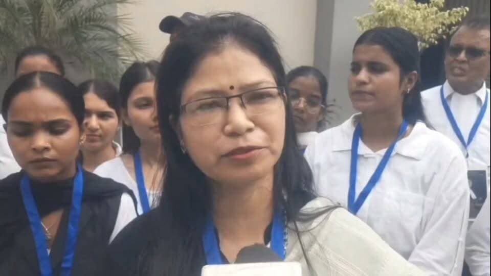 यमुनानगर जिला बार चुनाव: आज प्रचार का आखिरी दिन, कल मतदान
Youtube link 👇 👇 👇 👇
https://youtu.be/GJt0YSjzo84?si=mBIbmGCTLrjYp5mB
#Yamunanagar #YamunanagarNews #BarAssociationElection #DistrictBarElection #HaryanaNews #LawyersElection #DineshChauhan #PradeepKumarRathore #BarElection2026 #YamunanagarBar #AKNewsHaryana #BreakingNews #ElectionNews