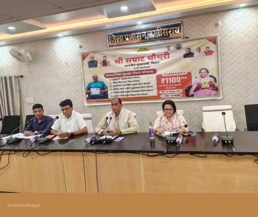 जिले के 1.08 लाख पेंशनधारियों के खाते में पहुंचे 12.80 करोड़ रुपये
मुख्यमंत्री सम्राट चौधरी ने DBT के माध्यम से सामाजिक सुरक्षा पेंशन की राशि का किया हस्तांतरण
लखीसराय, 10 सितंबर। गगन दीप की रिपोर्ट :-सामाजिक सुरक्षा पेंशन योजना के तहत गुरुवार को जिले के 1,08,431 पेंशनधारियों के बैंक खातों में कुल 12 करोड़ 80 लाख 66 हजार 200 रुपये की पेंशन राशि डायरेक्ट बेनिफिट ट्रांसफर (DBT) के माध्यम से भेजी गई। राज्यस्तरीय कार्यक्रम का सीधा प्रसारण समाहरणालय स्थित मंत्रणा कक्ष में किया गया।
राज्यस्तरीय कार्यक्रम में मुख्यमंत्री बिहार सम्राट चौधरी ने DBT के माध्यम से सामाजिक सुरक्षा पेंशनधारियों के बैंक खातों में पेंशन की राशि का हस्तांतरण किया। इस कार्यक्रम का समाहरणालय के मंत्रणा कक्ष में जिले के पदाधिकारियों, कर्मियों एवं पेंशनधारियों ने सीधा प्रसारण देखा।
कार्यक्रम की शुरुआत जिला पदाधिकारी शैलेंद्र कुमार, उप विकास आयुक्त सुमित कुमार, सहायक निदेशक सामाजिक सुरक्षा कोषांग धीरज कुमार सहित अन्य पदाधिकारियों ने संयुक्त रूप से दीप प्रज्वलित कर की। इसके बाद उपस्थित लोगों ने राज्यस्तरीय कार्यक्रम का अवलोकन किया।
इस मौके पर जिला पदाधिकारी शैलेंद्र कुमार ने सभी पेंशनधारियों को पेंशन की राशि का सदुपयोग करने की अपील की। उन्होंने कहा कि सरकार की ओर से दी जा रही सामाजिक सुरक्षा पेंशन का उद्देश्य जरूरतमंद लाभुकों को आर्थिक सहायता उपलब्ध कराना है। उन्होंने लाभुकों से राशि का उपयोग अपनी आवश्यकताओं की पूर्ति के लिए करने को कहा।
