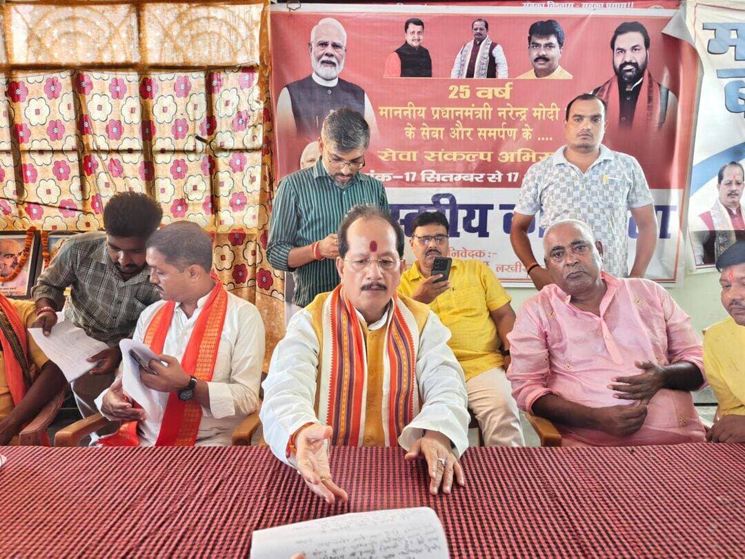 ‘आशीर्वाद का दीया’ से प्रधानमंत्री मोदी को बिहार देगा सम्मान, 17 सितंबर को घर-घर जलेगा दीप
25 करोड़ दीप प्रज्वलन का लक्ष्य, 2.50 करोड़ लोगों को अभियान से जोड़ने की तैयारी
लखीसराय, 10 सितंबर। गगन दीप की रिपोर्ट -प्रधानमंत्री नरेंद्र मोदी के सार्वजनिक जीवन के 25 वर्षों के सेवा संकल्प, राष्ट्र निर्माण और जनकल्याण के प्रति आभार व्यक्त करने के लिए बिहार में ‘आशीर्वाद का दीया’ अभियान चलाया जाएगा। 17 सितंबर से 7 अक्टूबर तक चलने वाले इस अभियान के तहत 25 करोड़ दीप प्रज्वलित करने और 2.50 करोड़ लोगों को जोड़ने का लक्ष्य रखा गया है।
यह जानकारी बिहार सरकार के कृषि मंत्री सह लखीसराय विधायक विजय कुमार सिन्हा ने गुरुवार को लखीसराय विधानसभा प्रधान कार्यालय में आयोजित प्रेस वार्ता में दी। बाढ़ प्रभावित इलाकों का दौरा कर लौटने के बाद पत्रकारों से बातचीत करते हुए उन्होंने बताया कि 17 सितंबर को शाम सात बजे बिहार के घर-घर में दीप जलाकर प्रधानमंत्री नरेंद्र मोदी के प्रति जनता अपना स्नेह और आशीर्वाद व्यक्त करेगी।
कृषि मंत्री ने कहा कि ‘श्रममेव जयते’ की भावना के साथ भगवान विश्वकर्मा के आशीर्वाद से अपने कौशल और श्रम के जरिए देश निर्माण में योगदान देने वाले श्रमिकों और सृजनकर्ताओं के सम्मान को भी अभियान से जोड़ा गया है। उन्होंने कहा कि ‘जिसने जीवन संवारा, उसे आशीर्वाद हमारा’ के भाव के साथ लोग प्रधानमंत्री के प्रति अपनी कृतज्ञता व्यक्त करेंगे।
जनकल्याणकारी योजनाओं को भी अभियान से जोड़ने की तैयारी
विजय कुमार सिन्हा ने कहा कि प्रधानमंत्री के नेतृत्व में गरीबों, किसानों, श्रमिकों, महिलाओं और युवाओं के लिए कई जनकल्याणकारी योजनाओं को धरातल पर उतारा गया है। प्रधानमंत्री आवास योजना, अमृत सरोवर, जन औषधि केंद्र, आयुष्मान भारत, सड़क-सेतु सहित विभिन्न विकास कार्यों को भी अभियान से जोड़ा जाएगा।
अभियान को गांव-गांव और घर-घर तक पहुंचाने के लिए जन वितरण प्रणाली की दुकानों, आंगनबाड़ी केंद्रों और स्वयं सहायता समूहों के माध्यम से दीपों का वितरण किया जाएगा। कार्यकर्ता घर-घर जाकर लोगों को अभियान से जोड़ेंगे। इसके अलावा चयनित स्थानों पर सामूहिक दीप प्रज्वलन कार्यक्रम भी आयोजित किए जाएंगे।
कृषि मंत्री ने कहा कि दीप आशा, विश्वास, सम्मान और समृद्धि का प्रतीक है। प्रधानमंत्री के 25 वर्षों के सेवा संकल्प के प्रति जनता का सामूहिक आशीर्वाद बिहार के गांव-गांव और घर-घर से व्यक्त होगा।
प्रेस वार्ता में भाजपा जिलाध्यक्ष दीपक कुमार सिंह, जिला प्रभारी संजय कुमार सिंह, पूर्व जिलाध्यक्ष देवानंद साहू, जिला महामंत्री प्रमोद कुशवाहा एवं अमरजीत प्रजापति, मीडिया प्रभारी अजय कुशवाहा, ओबीसी मोर्चा के विकास आनंद समेत अन्य कार्यकर्ता मौजूद रहे।