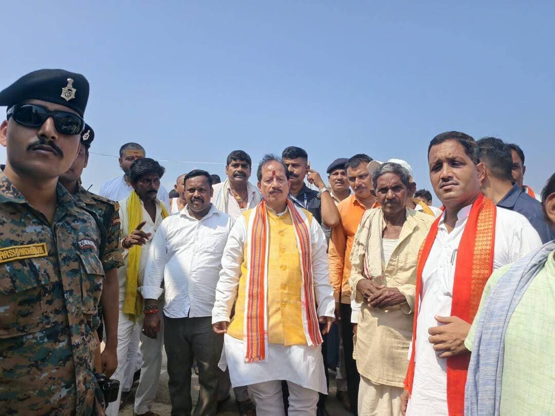 बड़हिया टाल क्षेत्र में कृषि मंत्री ने लिया बाढ़ का जायजा
एजनी घाट से महरामचक तक प्रभावित गांवों का किया दौरा, किसानों को फसल क्षति के शीघ्र सर्वे का भरोसा
लखीसराय, 10 सितंबर। गगन दीप की रिपोर्ट :-बिहार के कृषि मंत्री सह स्थानीय विधायक विजय कुमार सिन्हा ने गुरुवार को बड़हिया प्रखंड के बाढ़ प्रभावित टाल क्षेत्र का सघन दौरा कर जमीनी स्थिति का जायजा लिया। उन्होंने एजनी घाट, भानपुर, नथनपुर, कोठवा, फदरपुर, पाली और महरामचक समेत विभिन्न प्रभावित गांवों का भ्रमण कर जलस्तर एवं राहत-बचाव कार्यों की जानकारी ली।
इस दौरान मंत्री ने ग्रामीणों से सीधे संवाद कर उनकी समस्याएं सुनीं और मौके पर मौजूद प्रशासनिक अधिकारियों को आवश्यक कार्रवाई के निर्देश दिए। उन्होंने कहा कि आपदा की इस घड़ी में सरकार पूरी संवेदनशीलता के साथ प्रभावित परिवारों के साथ खड़ी है। लोगों की सुरक्षा और उनकी समस्याओं का त्वरित समाधान सरकार की प्राथमिकता है।
मंत्री ने कहा कि बाढ़ की स्थिति और नदियों के जलस्तर पर प्रशासन लगातार नजर रख रहा है। कुछ इलाकों में पानी का दबाव कम हुआ है, जबकि कुछ स्थानों पर स्थिति अभी स्थिर बनी हुई है। स्थिति सामान्य होने तक राहत एवं बचाव कार्य जारी रखने के निर्देश दिए गए हैं।
बाढ़ प्रभावित इलाकों में सामुदायिक रसोई के माध्यम से भोजन उपलब्ध कराया जा रहा है। प्रभावित परिवारों के बीच सूखा राहत पैकेट भी वितरित किए जा रहे हैं। जलमग्न क्षेत्रों में आवागमन और जरूरत पड़ने पर आपात निकासी के लिए नावों की व्यवस्था की गई है। वहीं स्वास्थ्य सेवाओं के लिए एंबुलेंस और मेडिकल टीमों को आवश्यक दवाओं के साथ तैयार रखा गया है।
किसानों को फसल क्षति के सर्वे का भरोसा
कृषि मंत्री ने टाल क्षेत्र के किसानों को भरोसा दिलाया कि बाढ़ से फसलों को हुए नुकसान को लेकर उन्हें घबराने की जरूरत नहीं है। प्रभावित क्षेत्रों में फसल क्षति का शीघ्र और पारदर्शी सर्वे कराया जाएगा। सर्वे के आधार पर नियमानुसार किसानों को फसल क्षतिपूर्ति एवं राहत राशि उपलब्ध कराने की कार्रवाई की जाएगी।
उन्होंने अधिकारियों को निर्देश दिया कि फसल क्षति का आकलन पूरी गंभीरता और पारदर्शिता के साथ किया जाए, ताकि पात्र किसानों को सरकारी सहायता का लाभ समय पर मिल सके।
मंत्री ने कहा कि नेपाल में आई अप्रत्याशित बाढ़ और उससे उत्पन्न जल दबाव को देखते हुए बिहार सरकार पहले से ही सतर्क थी। पूर्व तैयारी और प्रशासनिक सजगता के कारण राहत एवं बचाव कार्य समय पर शुरू किए जा सके।
दौरे के दौरान भाजपा जिलाध्यक्ष दीपक कुमार सिंह, जिला उपाध्यक्ष नरोत्तम कुमार, सोशल मीडिया संयोजक आलोक राज समेत स्थानीय प्रशासनिक पदाधिकारी एवं अन्य गणमान्य लोग मौजूद रहे।अगर चाहें तो इसे मैं और ज्यादा दमदार लोकल अखबार की भाषा में 2 कॉलम वाली खबर के रूप में भी तैयार कर सकता हूं।