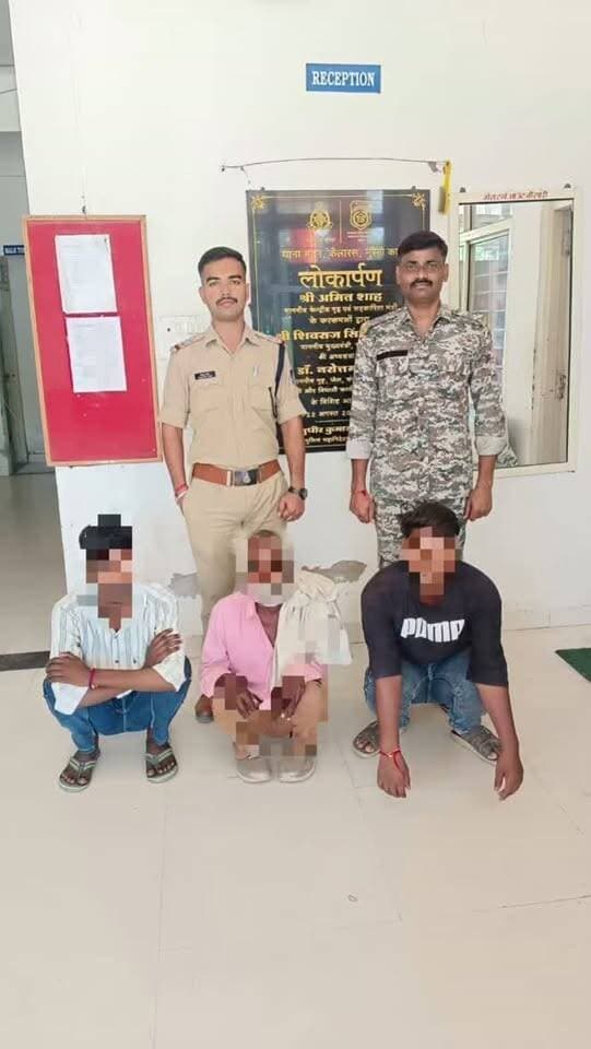 कैलारस के सेमई चौराहे पर मारपीट मामले में पुलिस की त्वरित कार्रवाई।
पोहे का ठेला लगाने वाले युवक कुलदीप गौड़ से मारपीट के मामले में पुलिस ने तीन आरोपियों के खिलाफ मामला दर्ज किया। शांति व्यवस्था बनाए रखने के लिए तीनों पर प्रतिबंधात्मक कार्रवाई कर न्यायालय में पेश किया गया। पुलिस ने लोगों से अफवाहों पर ध्यान न देने की अपील की है।