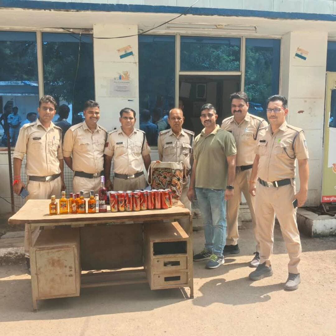 मुरैना पुलिस का अवैध शराब के खिलाफ विशेष अभियान जारी
मुरैना पुलिस ने अवैध शराब के खिलाफ कार्रवाई करते हुए 9 सितंबर को 23 प्रकरण दर्ज कर 24 आरोपियों को गिरफ्तार किया। आरोपियों के कब्जे से 126 लीटर अवैध देशी-विदेशी शराब, जिसकी कीमत करीब 61 हजार 990 रुपये है, जब्त की गई। साथ ही 10 आदतन अपराधियों के खिलाफ प्रतिबंधात्मक कार्रवाई भी की गई। पुलिस का कहना है कि अवैध शराब के कारोबार के खिलाफ अभियान लगातार जारी रहेगा।