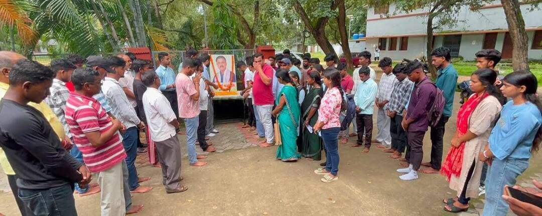 गिरिडीह कॉलेज में झारखंड छात्र मोर्चा ने दिवंगत सुदिव्य कुमार सोनू को दी श्रद्धांजलि
गिरिडीह, 10 सितंबर 2026: गिरिडीह कॉलेज परिसर में झारखंड छात्र मोर्चा (झामुमो छात्र संगठन) की गिरिडीह कॉलेज कमेटी की ओर से झारखंड सरकार के दिवंगत मंत्री सुदिव्य कुमार सोनू को नम आंखों से श्रद्धांजलि अर्पित की गई। इस दौरान छात्र-छात्राओं ने उनके चित्र पर पुष्प अर्पित कर श्रद्धासुमन अर्पित किए तथा उनकी आत्मा की शांति के लिए दो मिनट का मौन रखा।
इस अवसर पर उपस्थित लोगों ने कहा कि दिवंगत सुदिव्य कुमार सोनू का निधन झारखंड और गिरिडीह के लिए अपूरणीय क्षति है। झारखंड और गिरिडीह के विकास तथा आम लोगों के प्रति उनके योगदान को हमेशा याद किया जाएगा।
सभी उपस्थित छात्र-छात्राओं एवं कार्यकर्ताओं ने दिवंगत मंत्री को श्रद्धांजलि अर्पित करते हुए उनकी आत्मा की शांति के लिए प्रार्थना की।