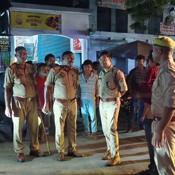 #Balrampur ! जन्माष्टमी जुलूस का CO उतरौला ने किया निरीक्षण, दिए सुरक्षा के कड़े निर्देश...
#श्रीदत्तगंज (#बलरामपुर)। क्षेत्र में जन्माष्टमी जुलूस को शांतिपूर्ण और सुरक्षित माहौल में संपन्न कराने के लिए पुलिस प्रशासन पूरी तरह अलर्ट है। गुरुवार को क्षेत्राधिकारी उतरौला डॉ. जितेन्द्र कुमार ने थाना श्रीदत्तगंज क्षेत्र का दौरा कर जुलूस मार्ग और सुरक्षा व्यवस्था का जायजा लिया।
निरीक्षण के दौरान सीओ उतरौला ने जुलूस के निर्धारित मार्ग, भीड़ नियंत्रण और तैनात पुलिस बल की ड्यूटी व्यवस्था को बारीकी से परखा। उन्होंने शांति एवं कानून-व्यवस्था बनाए रखने के संबंध में मातहतों को आवश्यक दिशा-निर्देश दिए।
सीओ ने मौके पर मौजूद पुलिस अधिकारियों व कर्मचारियों को सख्त हिदायत दी कि वे पूरी सतर्कता और मुस्तैदी के साथ अपनी ड्यूटी निभाएं। उन्होंने स्पष्ट किया कि किसी भी तरह की आकस्मिक या संदिग्ध स्थिति में तत्काल और त्वरित कार्रवाई सुनिश्चित की जाए, ताकि त्यौहार का पर्व सौहार्दपूर्ण माहौल में संपन्न हो सके।
#balrampur #balrampurpolic