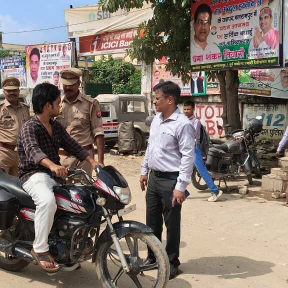 #Balrampur ! सड़क सुरक्षा को लेकर जिला प्रशासन का 'सर्जिकल स्ट्राइक', 255 वाहनों पर गाज, ₹3.37 लाख जुर्माना वसूल...
जनपद के सभी थाना क्षेत्रों में एक साथ चेकिंग अभियान से हड़कंप, 255 चालान; एक्सीडेंट रोकने को डीएम का 'ज़ीरो टॉलरेंस' एक्शन...
#बलरामपुर: सड़क दुर्घटनाओं पर नकेल कसने और यातायात नियमों का कड़ाई से पालन कराने के लिए जिला प्रशासन पूरी तरह एक्शन मोड में आ गया है। जिलाधिकारी डॉ. विपिन कुमार जैन के कड़े निर्देशों पर गुरुवार को पूरे जनपद में सड़क सुरक्षा का ‘वन डे विशेष अभियान’ चलाकर ताबड़तोड़ कार्रवाई की गई। जनपद की तीनों तहसीलों में एक साथ शुरू हुए इस महाअभियान से नियम तोड़ने वाले वाहन चालकों में हड़कंप मच गया।
प्रमुख चौराहों और व्यस्ततम मार्गों पर चलाए गए सघन चेकिंग अभियान के दौरान यातायात नियमों की धज्जियां उड़ाने वाले 255 वाहनों का चालान किया गया, जबकि विभिन्न उल्लंघनों पर कुल ₹3,37,500 का भारी जुर्माना ठोका गया।
नियम तोड़े तो खैर नहीं, मौके पर दी हिदायत
चेकिंग के दौरान बिना हेलमेट दोपहिया चलाने वालों, चारपहिया वाहनों में सीट बेल्ट न लगाने वालों और ओवरस्पीडिंग करने वालों पर सख्त रुख अपनाया गया। कार्रवाई के साथ-साथ प्रवर्तन टीमों ने चालकों को सुरक्षा नियमों का पाठ भी पढ़ाया। अधिकारियों ने स्पष्ट हिदायत दी कि वाहन चलाते समय मोबाइल फोन का इस्तेमाल और नशे की हालत में ड्राइविंग जानलेवा साबित हो सकती है।
27 अगस्त के बाद दूसरा बड़ा जनपदव्यापी प्रहार
सड़क हादसों में कमी लाने के लिए प्रशासन लगातार ऐसे कड़े कदम उठा रहा है। इससे पहले 27 अगस्त को चलाए गए विशेष अभियान में 263 वाहनों का चालान कर ₹3.32 लाख का जुर्माना वसूला गया था, साथ ही 76 स्कूल वाहन चालकों का नेत्र परीक्षण भी कराया गया था।
चालान नहीं, सुरक्षित ड्राइविंग की आदत डालना मकसद: डीएम
जिला प्रशासन का कहना है कि लगातार चलाए जा रहे इन अभियानों का मकसद सिर्फ जुर्माना वसूलना नहीं, बल्कि वाहन चालकों में जिम्मेदार ड्राइविंग की आदत विकसित करना है। जिलाधिकारी डॉ. विपिन कुमार जैन ने साफ किया है कि जागरूकता और कार्रवाई का यह संयुक्त अभियान आगे भी जारी रहेगा। जिला प्रशासन ने आमजन से अपील की है कि वे गति सीमा में वाहन चलाएं और सुरक्षा मानकों का पालन कर अपने सफर को महफूज बनाएं।
#balrampur #balrampurpolic #dmbalrampur