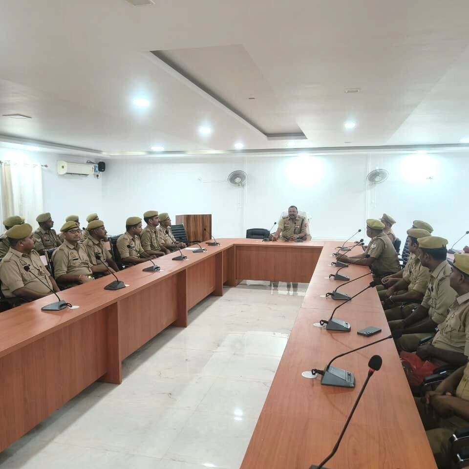 #बलरामपुर: यूपी-112 की समीक्षा बैठक, एएसपी ने दिए सख्त निर्देश, रिस्पांस टाइम में ढिलाई पर होगी कड़ी कार्रवाई...
#बलरामपुर। पुलिस अधीक्षक मार्तण्ड प्रकाश सिंह के निर्देशन में गुरुवार को अपर पुलिस अधीक्षक (एएसपी) विशाल पाण्डेय ने एसपी कार्यालय सभागार में 'यू0पी0 112' कर्मियों के साथ समीक्षा गोष्ठी की। इस दौरान उन्होंने पुलिस रिस्पांस व्हीकल (पीआरवी) कर्मियों की कार्यप्रणाली को परखते हुए रिस्पांस टाइम न्यूनतम करने, जनता के साथ सहयोगात्मक आचरण बनाए रखने और आगामी त्योहारों के दृष्टिगत सतर्कता बरतने के आवश्यक दिशा-निर्देश दिए।
समीक्षा के दौरान अपर पुलिस अधीक्षक ने स्पष्ट किया कि डायल-112 पर आने वाली हर कॉल को अत्यंत गंभीरता से लिया जाए। पीड़ित को तत्काल सहायता पहुंचाने के लिए मौके पर पहुंचने का समय न्यूनतम होना चाहिए। उन्होंने चेतावनी दी कि रिस्पांस टाइम में किसी भी तरह की लापरवाही बर्दाश्त नहीं की जाएगी और दोषी कर्मियों पर सख्त कार्रवाई होगी।
आमजन से शालीनता और त्योहारों पर कड़ी निगरानी के निर्देश
एएसपी विशाल पाण्डेय ने कर्मियों को महिलाओं, बुजुर्गों और बच्चों के साथ विशेष रूप से शालीन व संवेदनशील व्यवहार करने की हिदायत दी। आगामी त्योहारों को देखते हुए उन्होंने पीआरवी को अपने रूट चार्ट के अनुसार नियमित गश्त करने और बाजारों, धार्मिक स्थलों व संवेदनशील इलाकों पर पैनी नजर रखने को कहा। किसी भी संदिग्ध गतिविधि की तुरंत सूचना कंट्रोल रूम और संबंधित थाना प्रभारी को देने का निर्देश दिया।
बैठक के अंत में उन्होंने याद दिलाया कि 'यूपी-112' पुलिस की प्रथम सहायता इकाई है, जिसकी कार्यशैली पर पूरी पुलिस व्यवस्था की छवि निर्भर करती है। उन्होंने वाहनों के रख-रखाव और एमडीटी, बॉडी वार्न कैमरा, वायरलेस सेट जैसे तकनीकी उपकरणों को हमेशा क्रियाशील रखने को कहा। गोष्ठी में प्रभारी यूपी-112 सहित जनपद का पीआरवी स्टाफ मौजूद रहा।
#balrampur #balrampurpolic