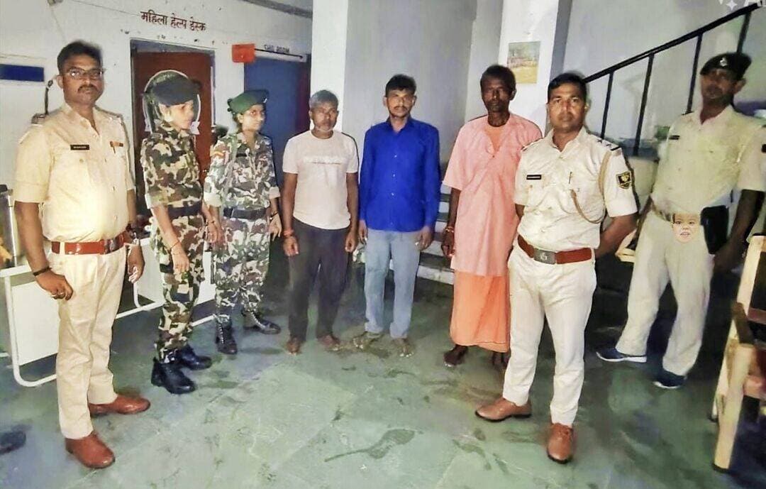 गरही थानांतर्गत ग्राम बादलदीह से 1. अशोक रजक तथा ग्राम तेतरियाताड़ से 2. कारू यादव 3. लाटो यादव कुल 03 NBW अभियुक्त को गिरफ्तार किया गया