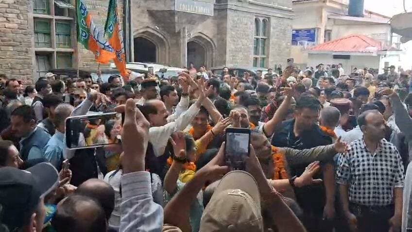शिमला जिला परिषद अध्यक्ष और उपाध्यक्ष पद पर पर काबिज हुई भाजपा
- अध्यक्ष पद पर भाजपा सदस्य भूपेंद्र सिंह सिसोदिया निर्वाचित हुए हैं जबकि उपाध्यक्ष पद पर भरत कलांटा जो भाजपा समर्थित निर्दलीयसदस्य चुनाव जीते हैं. करीब साढ़े तीन महीना के बाद हुए इन चुनाव में भाजपा ने अपना वर्चस्व बनाए हैं और अध्यक्ष पद को हासिल किया है वही उपाध्यक्ष पद के लिए निर्दलीय उम्मीदवार के तौर पर चुनाव जीते सदस्य भरत कलांटा को भाजपा ने अपना कैंडिडेट बनाया था.