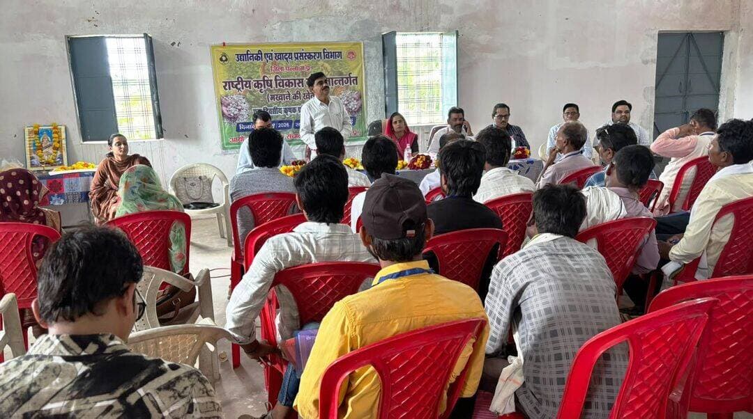 *पवई में मखाना खेती का दिया प्रशिक्षण*
-----------
उद्यानिकी एवं खाद्य प्रसंस्करण विभाग द्वारा मखाना की खेती पर एक दिवसीय प्रशिक्षण आजीविका भवन, पवई में गुरूवार को आयोजित किया गया। इस अवसर पर अध्यक्ष जनपद पंचायत मोहिनी मिश्रा एवं कृषि समिति जनपद पवई के अध्यक्ष कमलेश तिवारी भी उपस्थित रहे। सहायक संचालक उद्यान पी.के. श्रीवास्तव ने कार्यक्रम की रूपरेखा प्रस्तुत करते हुए बताया कि प्रदेश के चयनित 14 जिलों में मखाना की खेती नवाचार के रूप में किए जाने का लक्ष्य प्रदान किया गया है। इसमें पन्ना जिला भी शामिल है।
कृषि विज्ञान केन्द्र के वरिष्ठ वैज्ञानिक पी.एन. त्रिपाठी ने मखाना की खेती करने की विधि बताई एवं पोषक वैल्यू पर भी प्रकाश डाला। उद्यानिकी वैज्ञानिक रणविजय सिंह ने कृषकों से गेंदा पुष्प की खेती करने का आग्रह किया। ग्रामीण उद्यान विस्तार अधिकारी मानसी श्रीवास्तव एवं निधी बागरी ने गत दिवस मखाना अनुसंधान केन्द्र दरभंगा, बिहार से आवश्यक प्रशिक्षण प्राप्त किया है। इनके द्वारा भी अपने अनुभव और महत्वपूर्ण जानकारी साझा की गई। प्रशिक्षण में मखाना की हार्वेस्टिंग तुड़ाई एवं मखाना निकालने की विधि समझाई गई। पवई एवं शाहनगर विकासखंड के कृषकों ने प्रशिक्षण में भाग लिया। ग्रामीण उद्यान विस्तार अधिकारी आई.डी. अहिरवार, आर.एस. वर्मा, शमन कुशरे भी कार्यक्रम में उपस्थित रहे। कार्यक्रम का संचालन पी.एल. प्रजापति द्वारा किया गया।