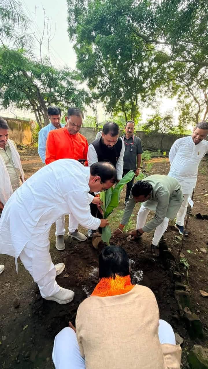 अनुसूचित जाति आयोग के सदस्य श्री रामलाल मालवीय ने आलोट का दौरा किया।
जनप्रतिनिधियों एवं अधिकारियों के साथ बैठक में क्षेत्र की समस्याओं और कल्याणकारी योजनाओं की समीक्षा की
अनुसूचित जाति छात्रावासों का निरीक्षण कर किया वृक्षारोपण
म.प्र. राज्य अनुसूचित जाति आयोग के सदस्य श्री रामलाल मालवीय द्वारा आलोट का दौरा किया गया। इस दोरान उन्होंने जनप्रतिनिधियों एवं क्षेत्र के अधिकारियों के साथ बैठक में क्षेत्र की समस्याओं एवं अनुसूचित जाति वर्ग से संबंधित कल्याणकारी योजनाओं की जनपद पंचायत आलोट में समीक्षा की गई।
तत्पश्चात श्री मालवीय द्वारा आलोट में स्थित अनुसूचित जाति महाविद्यालयीन बालक छात्रावास आलोट, अनुसूचित जाति सीनियर बालक छात्रावास ताल,अनुसूचित जाति सीनियर बालक छात्रावास कराडिया, अनुसूचित जाति उत्कृष्ट सीनियर बालक छात्रावास आलोट, अनुसूचित जाति जुनियर बालक छात्रावास आलोट, अनुसूचित जाति सीनियर कन्या छात्रावास आलोट तथा अनुसूचित जाति कन्या जुनियर छात्रावास आलोट का निरीक्षण किया। इस दौरान छात्रावासों में वृक्षारोपण भी किया गया।
#jansampark #ratlam
#MadhyaPradesh