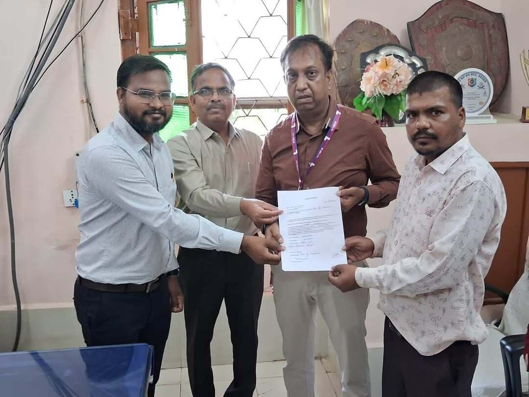 युवा संगम रोजगार मेले में 6 कंपनियों द्वारा 71 प्रतिभागियों का प्राथमिक चयन किया गया
मुख्यमंत्री उद्यम क्रांति योजना में 1 करोड़ 11 लाख 49 हजार रुपए तथा पीएमएफएमई योजना 1 करोड़ 43 लाख 76 हजार रुपए के लोन सेंक्शन किये गये
जिला रोजगार अधिकारी श्री अभिषेक कटारा ने बताया कि तकनीकी शिक्षा, कौशल विकास एवं रोजगार मंत्रालय, भोपाल, सूक्ष्म, लघु एवं मध्यम उद्यम मंत्रालय, भोपाल एवं रोजगार संचालनालय, भोपाल द्वारा जारी आदेशानुसार जिला प्रशासन, कौशल विकास और रोजगार विभाग एवं जिला रोजगार कार्यालय, जिला व्यापार एवं उद्योग केंद्र, मध्य प्रदेश डे ग्रामीण आजीविका मिशन के संयुक्त तत्वाधान में शासकीय औद्योगिक प्रशिक्षण संस्था, सज्जन मिल के सामने, सैलाना रोड, रतलाम में युवा संगम अंतर्गत संयुक्त रूप से रोजगार, स्वरोजगार, प्रधानमंत्री नेशनल अप्रेंटिसशिप मेला, प्रधानमंत्री इंटर्नशिप योजना एवं मुख्यमंत्री सीखों कमाओं योजनांतर्गत मेलें का आयोजन किया गया।
जिसमें भाग लेने वाली कुल 6 कंपनियों द्वारा निर्धारित मापदंड एवं इंटरव्यू के उपरांत कुल 71 प्रतिभागियों का प्राथमिक रूप से चयन किया गया। औद्योगिक प्रशिक्षण संस्था रतलाम के आई एम सी के अध्यक्ष श्री उमेश झालानी, प्राचार्य श्री प्रशांत मईडा पूर्व प्राचार्य श्री यू पी अहिरवार, प्रशिक्षण अधीक्षक श्री एच. के. बाथम द्वारा आफर लेटर प्रदान कर उपस्थित युवक युवतियों को आत्म निर्भर होने के लिए उनका मनोबल बढ़ाया।
चयन करने वाली कंपनियों में से रतलाम की अंज इंजीनियरिंग से 5, एस बी आई लाइफ इंश्योरेंस से 4, श्री राम लाइफ इंश्योरेंस से 16 तथा रतलाम से बाहर स्थित प्रतिष्ठान में से यशस्वी स्किल लिमिटेड पीथमपुर से 31, एस आई एस सिक्योरिटी नीमच से 13, फ्रीडम एम्प्लॉयबिलीटी लखनऊ से 2 प्रतिभागियों का प्राथमिक रूप से चयन किया गया।
इस कैंपस में सम्मिलित होने के लिए कुल 150 प्रतिभागियों ने अपना पंजीयन किया। जिला व्यापार एवं उद्योग केंद्र द्वारा प्राप्त जानकारी के अनुसार स्वरोजगार अंतर्गत मुख्यमंत्री उद्यम क्रांति योजना के कुल 14 प्रकरणों में 1 करोड़ 11 लाख 49 हजार रुपये तथा उद्यानिकी विभाग द्वारा PMFME योजना अंतर्गत 13 प्रकरणों में 1 करोड़ 43 लाख 76 हजार रुपये की राशि के लोन सेंक्शन किये गये।
#jansampark #ratlam
#MadhyaPradesh
