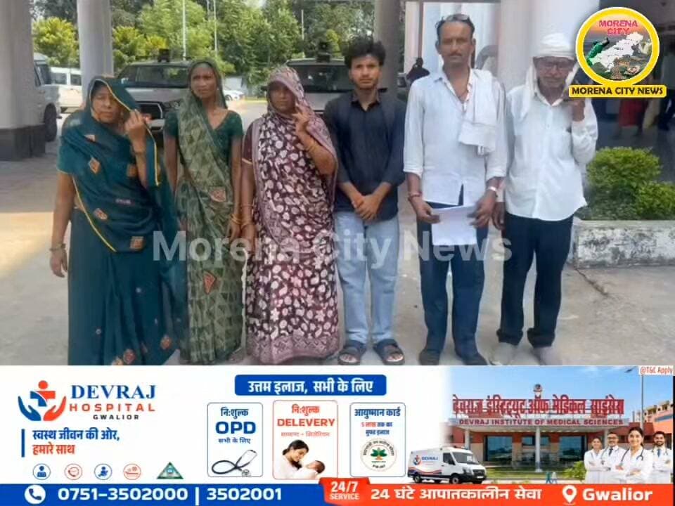 मुरैना में PM आवास योजना पर भ्रष्टाचार के आरोप, 5-5 हजार लेने के बाद भी सूची से नाम गायब!
मुरैना में प्रधानमंत्री आवास योजना को लेकर भ्रष्टाचार के गंभीर आरोप सामने आए हैं।
ग्राम पंचायत सिरमिति के चार गरीब हितग्राहियों ने पंचायत कर्मियों पर आवास योजना में नाम जुड़वाने के नाम पर पांच-पांच हजार रुपये लेने का आरोप लगाया है।
हितग्राहियों का कहना है कि सर्वे के दौरान उनकी रिपोर्ट ओके की गई थी, लेकिन कथित तौर पर राशि देने के बाद भी प्रधानमंत्री आवास योजना की सूची में उनके नाम शामिल नहीं किए गए।
शिकायतकर्ताओं में सुनीता देवी, अनीता, राजवती और राजाबेटी शामिल हैं। इनका कहना है कि वे आर्थिक रूप से कमजोर हैं और झोपड़ी में रहने को मजबूर हैं।
मामले को लेकर चारों हितग्राहियों ने जिला कलेक्टर को शिकायती आवेदन देकर पूरे मामले की जांच और दोषी पाए जाने पर कार्रवाई की मांग की है।
#morena #मुरैना #पंचायत