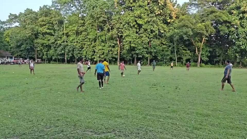 এক বাচ্চার বাবা v/s দুই বাচ্চার বাবা - দুই দলের রোমাঞ্চকর ফুটবল খেলা মাগুরমারি পূর্বমাগুরমারিতে