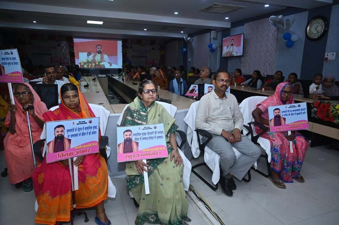 भागलपुर, दिनांक 10 सितंबर 2026:- माननीय मुख्यमंत्री, बिहार श्री सम्राट चौधरी की अध्यक्षता में आयोजित राज्य स्तरीय कार्यक्रम के दौरान सामाजिक सुरक्षा पेंशन योजनाओं के लाभार्थियों के बैंक खातों में बढ़ी हुई पेंशन राशि का अंतरण किया गया। इस अवसर पर भागलपुर जिले के 2,92,094 पेंशनधारियों के बैंक खातों में माह अगस्त, 2026 की कुल 33 करोड़ 67 लाख 64 हजार 900 रुपये की पेंशन राशि सीधे हस्तांतरित की गई।
पेंशन राशि में हुई इस ऐतिहासिक वृद्धि से जिले के वृद्धजन, विधवाओं, दिव्यांगजनों एवं अन्य जरूरतमंद लाभार्थियों में उत्साह एवं खुशी का माहौल देखा गया। राज्य सरकार द्वारा इस विशेष अवसर को ‘पेंशन उत्सव’ के रूप में मनाया गया। इसका उद्देश्य समाज के कमजोर एवं जरूरतमंद वर्गों को सम्मान, सामाजिक सुरक्षा एवं आर्थिक संबल प्रदान करने का संदेश देना है।
भागलपुर समाहरणालय सभागार में आयोजित कार्यक्रम में उप विकास आयुक्त, भागलपुर श्री रवि राकेश सहित कई वरीय पदाधिकारी एवं बड़ी संख्या में सामाजिक सुरक्षा पेंशनधारी उपस्थित रहे। इस दौरान राज्य स्तरीय कार्यक्रम का सीधा प्रसारण देखा गया। उपस्थित लाभार्थियों ने माननीय मुख्यमंत्री एवं राज्य सरकार द्वारा किए जा रहे जनकल्याणकारी कार्यों का स्वागत करते हुए पेंशन राशि में वृद्धि को गरीब, वृद्ध, विधवा एवं दिव्यांगजनों के जीवन में सकारात्मक बदलाव लाने वाला महत्वपूर्ण कदम बताया।
विभिन्न योजनाओं के तहत पेंशन राशि का अंतरण
जिले में सामाजिक सुरक्षा पेंशन योजनाओं के अंतर्गत कुल 2,92,094 लाभार्थियों के बैंक खातों में अगस्त, 2026 माह की पेंशन राशि का भुगतान किया गया।
* इंदिरा गाँधी राष्ट्रीय वृद्धावस्था पेंशन योजना के 81,397 लाभार्थियों के खातों में 08 करोड़ 96 लाख 93 हजार 600 रुपये।
* इंदिरा गाँधी राष्ट्रीय विधवा पेंशन योजना के 13,860 लाभार्थियों के खातों में 01 करोड़ 54 लाख 88 हजार 100 रुपये।
* इंदिरा गाँधी राष्ट्रीय निःशक्तता पेंशन योजना के 2,005 लाभार्थियों के खातों में 22 लाख 11 हजार रुपये।
* लक्ष्मीबाई सामाजिक सुरक्षा पेंशन योजना के 23,350 लाभार्थियों के खातों में 02 करोड़ 65 लाख 76 हजार 100 रुपये।
* बिहार निःशक्तता सामाजिक सुरक्षा पेंशन योजना के 31,176 लाभार्थियों के खातों में 03 करोड़ 48 लाख 53 हजार 400 रुपये।
* मुख्यमंत्री वृद्धजन पेंशन योजना के सर्वाधिक 1,40,306 लाभार्थियों के खातों में 16 करोड़ 79 लाख 42 हजार 700 रुपये का अंतरण किया गया।
इस प्रकार जिले में विभिन्न सामाजिक सुरक्षा पेंशन योजनाओं के अंतर्गत कुल 33 करोड़ 67 लाख 64 हजार 900 रुपये की राशि सीधे लाभार्थियों के बैंक खातों में हस्तांतरित की गई।
राज्य सरकार की इस पहल से जिले के हजारों वृद्धजनों, विधवाओं, दिव्यांगजनों एवं अन्य जरूरतमंद लाभार्थियों को आर्थिक सुरक्षा एवं सम्मान का लाभ प्राप्त हुआ है।