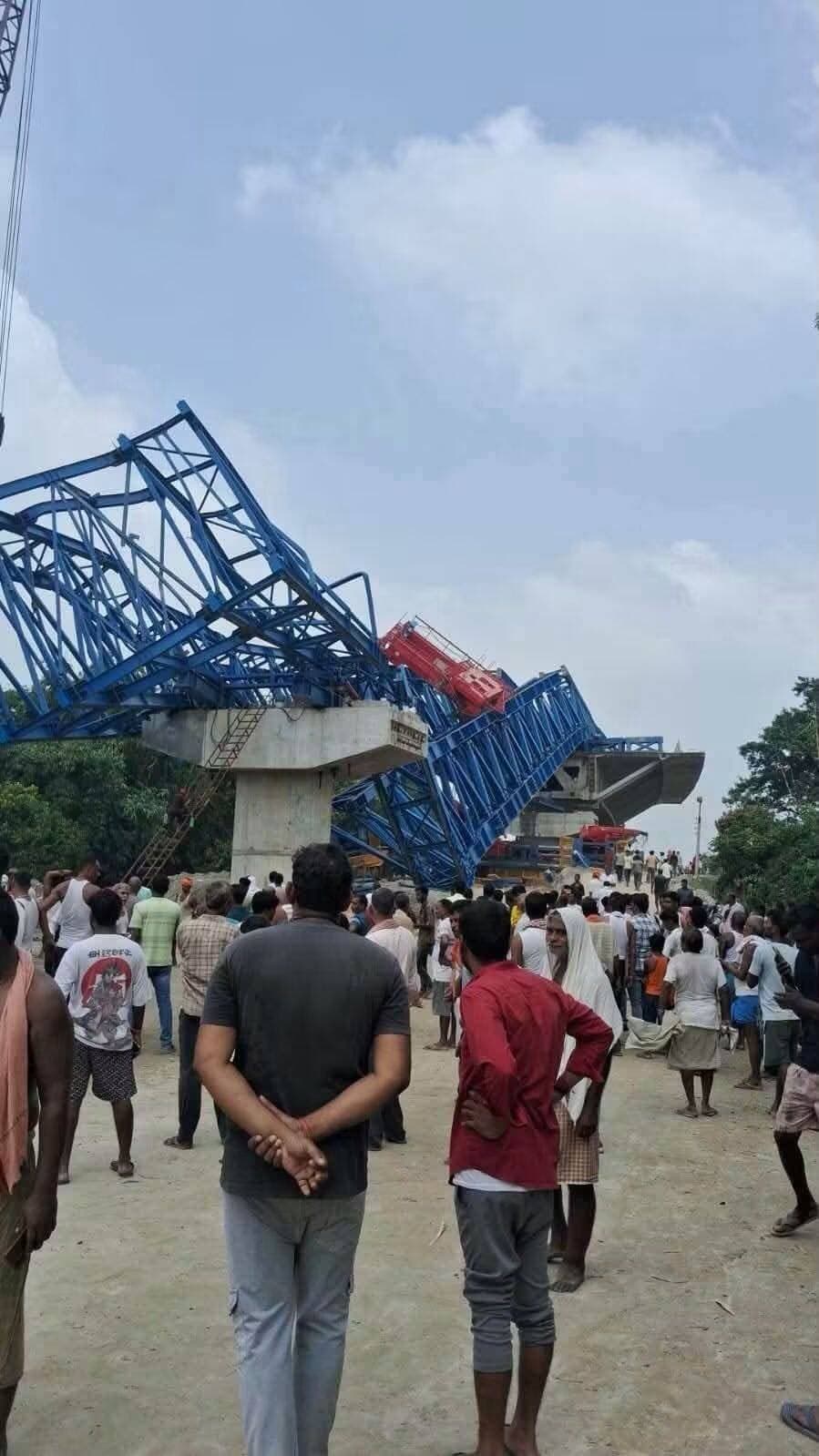निर्माणाधीन पुल का ढांचा गिरा