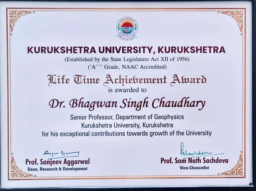प्रोफेसर डॉ. भगवान सिंह चौधरी ,
पूर्व रजिस्ट्रार, चौधरी बंसी लाल विश्वविद्यालय, भिवानी, को कुरुक्षेत्र विश्वविद्यालय द्वारा प्रतिष्ठित Life Time Achievement Award एवं Best Researcher Award – 2025 से सम्मानित होने पर हार्दिक बधाई एवं ढेरों शुभकामनाएँ।
आपकी वर्षों की मेहनत, उत्कृष्ट शोध, समर्पण एवं शिक्षा जगत में उल्लेखनीय योगदान का यह सम्मान हम सभी के लिए अत्यंत गर्व और खुशी का विषय है।
आपकी यह उपलब्धि निश्चित रूप से युवाओं एवं शोधार्थियों के लिए प्रेरणादायक है। ईश्वर से प्रार्थना है कि आप सदैव स्वस्थ, प्रसन्न एवं ऊर्जावान रहें और इसी प्रकार अपने ज्ञान एवं अनुभव से समाज एवं शिक्षा जगत को मार्गदर्शन देते रहें।
प्रोफेसर डॉ. भगवान सिंह चौधरी को इस गौरवपूर्ण उपलब्धि पर हार्दिक बधाई एवं उज्ज्वल भविष्य के लिए अनंत शुभकामनाएँ। 🙏💐🌹