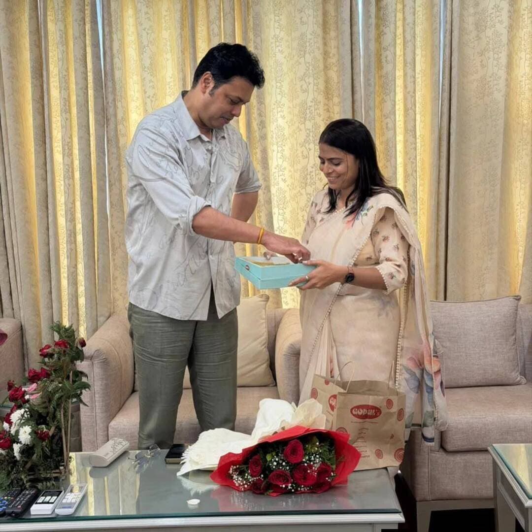 हरियाणा महिला व एसी/एसटी आयोग टीम ने राष्ट्रीय महामंत्री से की मुलाकात
हरियाणा भवन, चंडीगढ़ में त्रिपुरा के पूर्व मुख्यमंत्री, भाजपा के राष्ट्रीय महामंत्री एवं लोकसभा सांसद आदरणीय #श्री #बिप्लब #कुमार #देब जी की धर्मपत्नी आदरणीय श्रीमती #त्रिवेणीराव जी से शिष्टाचार भेंट का सौभाग्य प्राप्त हुआ।
इस अवसर पर आत्मीय संवाद के साथ-साथ संगठन, जनसेवा एवं विभिन्न सामाजिक-राजनीतिक विषयों पर सार्थक चर्चा हुई।
जनसेवा के संकल्प, संगठन की मजबूती और समाज के अंतिम पायदान पर खड़े व्यक्ति तक विकास एवं अधिकारों का लाभ पहुंचाने के विषय में विचारों का आदान-प्रदान हुआ।
यह आत्मीय मुलाकात सकारात्मक ऊर्जा एवं नए संकल्प के साथ अत्यंत सुखद एवं स्मरणीय रही। 🙏🇮🇳
#शिष्टाचार_भेंट #जनसेवा #संगठन #सामाजिक_न्याय #हरियाणा_भवन #चंडीगढ़
Biplab Kumar Deb