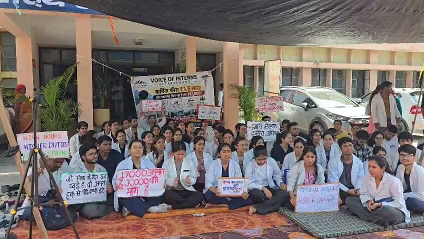 चारों राजकीय मेडिकल कॉलेजों में इंटर्न डॉक्टरों का आंदोलन चौथे दिन भी रहा जारी
₹17 हजार स्टाइपेंड को ₹30 हजार करने की मांग, सरकार की ओर से ठोस पहल नहीं होने पर आंदोलन जारी रखने का ऐलान
श्रीनगर। उत्तराखंड के चारों राजकीय मेडिकल कॉलेजों में एमबीबीएस इंटर्न डॉक्टरों का स्टाइपेंड बढ़ाने को लेकर चल रहा धरना-प्रदर्शन और हड़ताल गुरुवार को चौथे दिन भी जारी रहा।