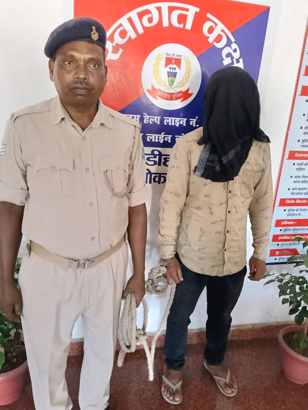 गया जेल ! महिला का आपत्तिजनक Video-Photo वायरल कर फरार था आरोपी, पुलिस ने दबोचा
<nis:link nis:type=tag nis:id=bokaro nis:value=bokaro nis:enabled=true nis:link/> <nis:link nis:type=tag nis:id=bokaronews nis:value=BokaroNews nis:enabled=true nis:link/>
Bokaro: साइबर अपराध और महिला से जुड़े गंभीर मामले में फरार चल रहे आरोपी को बोकारो पुलिस ने गिरफ्तार कर लिया है। बालीडीह थाना कांड के प्राथमिकी अभियुक्त राजा बाबू दास को पुलिस ने गुरुवार को चास थाना क्षेत्र के धर्मशाला मोड़ से गिरफ्तार किया। गिरफ्तारी के बाद उसे न्यायिक अभिरक्षा में भेज दिया गया।
<nis:link nis:type=tag nis:id=#महिला nis:value=#महिला nis:enabled=true nis:link/> का आपत्तिजनक वीडियो-फोटो वायरल करने का आरोप
पुलिस के अनुसार, राजा बाबू दास पर सूचना प्रौद्योगिकी (IT) का दुरुपयोग कर एक महिला का आपत्तिजनक वीडियो और फोटो वायरल करने का आरोप है। इस संबंध में बालीडीह थाना में 5 मई 2026 को मामला दर्ज किया गया था। मामले में BNS 2023 की धारा के साथ-साथ Information Technology Act की धारा के तहत प्राथमिकी दर्ज की गई थी।
<nis:link nis:type=tag nis:id=#तकनीकी nis:value=#तकनीकी nis:enabled=true nis:link/> साक्ष्यों से हुई आरोप की पुष्टि
पुलिस का कहना है कि मामले की जांच के दौरान जुटाए गए तकनीकी साक्ष्यों के आधार पर आरोपी की संलिप्तता सामने आई। इसके बाद से पुलिस उसकी गिरफ्तारी के लिए लगातार प्रयास कर रही थी।
<nis:link nis:type=tag nis:id=#धर्मशाला nis:value=#धर्मशाला nis:enabled=true nis:link/> मोड़ से पुलिस ने दबोचा
लगातार तलाश के बाद पुलिस टीम ने गुरुवार को चास थाना क्षेत्र के धर्मशाला मोड़ पर कार्रवाई करते हुए राजा बाबू दास को गिरफ्तार कर लिया। आरोपी की पहचान निवासी ब्राह्मणलगला, थाना चंदनकियारी, जिला बोकारो के रूप में हुई है। पुलिस ने गिरफ्तारी के बाद आरोपी को न्यायालय में पेश किया, जहां से उसे न्यायिक अभिरक्षा में भेज दिया गया।