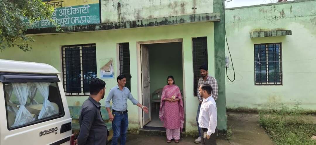 किसान कल्याण तथा कृषि विकास भोपाल एवं कलेक्टर श्री अर्पित वर्मा के निर्देशानुसार उप संचालक कृषि श्री मुनेश कुमार शाक्य द्वारा विकासखंड पोहरी का औचक निरीक्षण किया गया। इस दौरान कार्यालयीन रिकॉर्ड को व्यवस्थित रखने एवं साफ-सफाई पर विशेष ध्यान देने के निर्देश दिए गए, वहीं अनियमितता पाए जाने पर तीन कर्मचारियों को कारण बताओ सूचना पत्र जारी किए गए।
उप संचालक कृषि द्वारा ग्राम झिरी में संचालित कीटनाशक दुकानों का औचक निरीक्षण किया गया। निरीक्षण की भनक लगते ही कई विक्रेता अपने प्रतिष्ठान बंद कर मौके से चले गए। ऐसे दुकानदारों को कारण बताओ नोटिस जारी कर उनसे स्टॉक एवं बिक्री रिकॉर्ड का ब्यौरा मांगा गया है।
निरीक्षण के दौरान पोहरी क्षेत्र में फसलों की वर्तमान स्थिति का भी जायजा लिया गया। इसके साथ ही उप संचालक कृषि श्री मुनेश कुमार शाक्य ने जिले के कृषकों से अपील की है कि वे अपनी कृषि भूमि के समस्त खसरा नंबरों को फार्मर आईडी से अनिवार्य रूप से जुड़वा लें, ताकि भविष्य में उर्वरक (खाद) उठाव में किसी भी प्रकार की परेशानी का सामना न करना पड़े।
#shivpuri