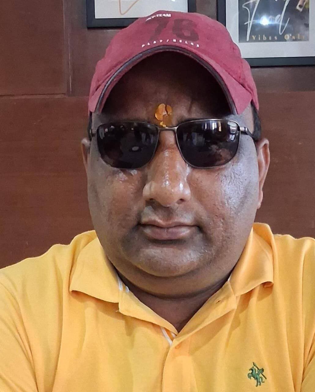 संसद रत्न पुरस्कार 2026 से अनुराग ठाकुर ने फिर बढ़ाया हमीरपुर का गौरव :
अकी रतन उना
अंतर्राष्ट्रीय हिंदू सेवा संघ के प्रदेशाध्यक्ष विनोद शर्मा ने पूर्व केंद्रीय मंत्री एवं हमीरपुर लोकसभा क्षेत्र के सांसद अनुराग ठाकुर को संसद रत्न पुरस्कार 2026 प्राप्त करने पर हार्दिक बधाई एवं शुभकामनाएं दी हैं।
उन्होंने कहा कि अनुराग ठाकुर ने एक बार फिर संसद रत्न पुरस्कार प्राप्त कर न केवल हमीरपुर लोकसभा क्षेत्र, बल्कि पूरे हिमाचल प्रदेश का नाम गौरवान्वित किया है। नई दिल्ली में आयोजित संसद रत्न पुरस्कार के 16वें संस्करण में संसदीय स्थायी समिति कोयला, खान एवं इस्पात की ओर से यह सम्मान स्वीकार करना उनके प्रभावी संसदीय कार्य, शोधपूर्ण दृष्टिकोण और मजबूत विधायी निगरानी के प्रति प्रतिबद्धता का प्रमाण है। विनोद शर्माने.कहा कि पिछले दो वर्षों में समिति द्वारा 64 बैठकें आयोजित कर 29 व्याप,क रिपोर्ट प्रस्तुत करना एक उल्लेखनीय उपलब्धि है। यह सामूहिक प्रयास, गंभीर अध्ययन और देशहित में प्रभावी संसदीय कार्य का परिचायक है। उन्होंने कहा कि महत्वपूर्ण खनिजों की आपूर्ति श्रृंखला को मजबूत करने, घरेलू अन्वेषण को बढ़ावा देने और आत्मनिर्भर भारत की दिशा में समिति का योगदान प्रधानमंत्री नरेंद्र मोदी के ‘विकसित भारत’ के संकल्प को मजबूती प्रदान करता है।
उन्होंने कहा, “हमीरपुर की जनता के लिए यह गर्व का विषय है कि हमारे सांसद अनुराग ठाकुर जी को राष्ट्रीय स्तर पर उनके संसदीय योगदान के लिए बार-बार सम्मान मिल रहा है। यह सम्मान उनकी मेहनत, समर्पण और जनसेवा की भावना को दर्शाता है।”
ने इस उपलब्धि के लिए अनुराग ठाकुर सहित संसदीय समिति के सभी सदस्यों तथा अधिकारियों और कर्मचारियों को भी बधाई दी। उन्होंने कहा कि अनुराग ठाकुर की उपलब्धियां युवा पीढ़ी और जनप्रतिनिधियों के लिए प्रेरणा का स्रोत हैं।
