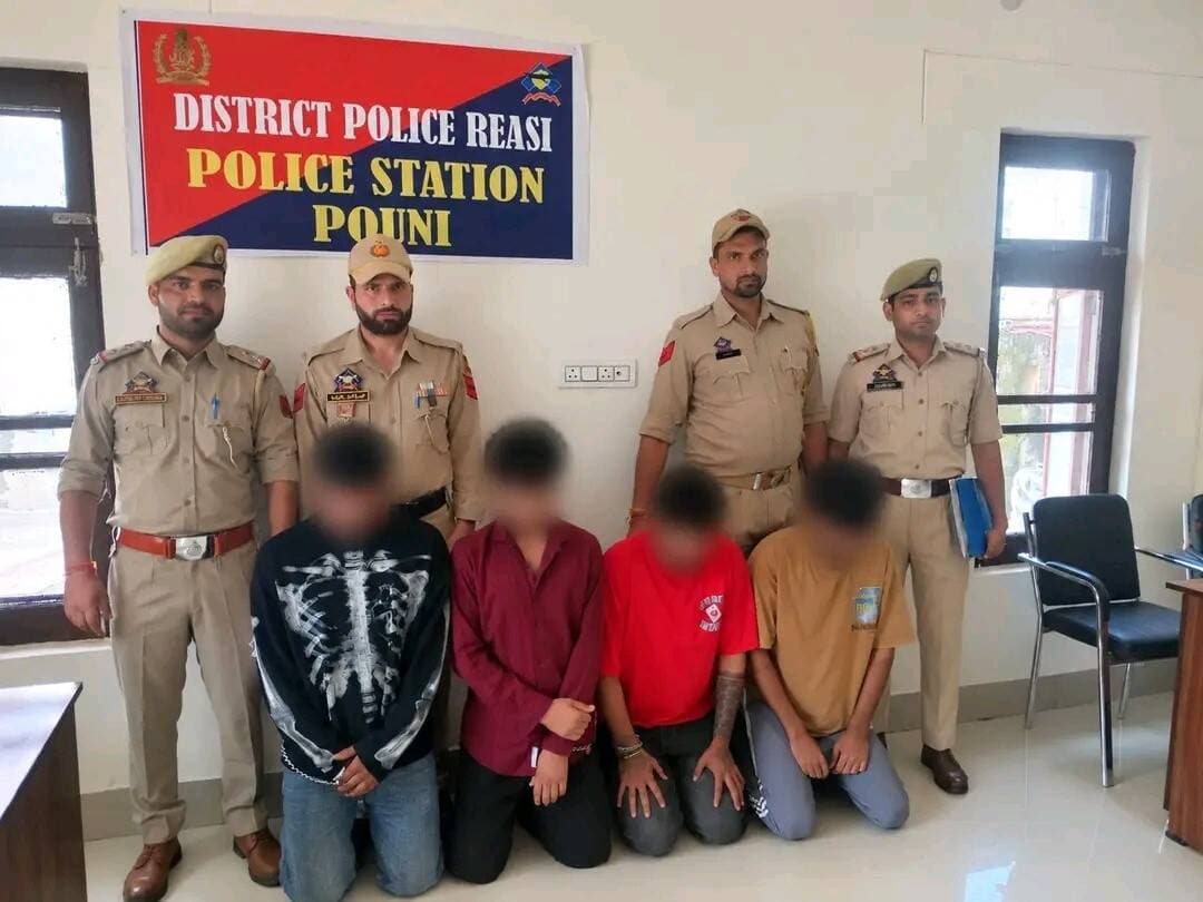 रियासी पुलिस को मिली बड़ी सफलता: भाम्बला हमला मामले के सभी 4 आरोपी गिरफ्तार, 3 को पंजाब के जालंधर से पकड़ा 🚨
जम्मू । रियासी :-रियासी पुलिस ने भाम्बला में दुकान के अंदर घुसकर व्यक्ति पर लाठियों से हमला करने के मामले में त्वरित कार्रवाई करते हुए सभी 4 आरोपियों को गिरफ्तार कर लिया है।
🔹 पूरा मामला:
4 सितंबर 2026 को भाम्बला में पेट्रोल पंप के पास स्थित एक दुकान में 4 लोगों ने घुसकर सचिन पुरी नामक व्यक्ति पर लाठियों से हमला कर उन्हें गंभीर रूप से घायल कर दिया था और धमकी देकर फरार हो गए थे। इस संबंध में पुलिस स्टेशन पौनी में BNS की विभिन्न धाराओं के तहत FIR No. 51/2026 दर्ज की गई थी।
🔹 गिरफ्तारी का विवरण:
घटना के तुरंत बाद आरोपी कार्तिक उप्पल (निवासी राह सल्योते, रियासी) को पकड़ लिया गया था।
केंद्र शासित प्रदेश से बाहर भागे शेष 3 आरोपियों को पुलिस की विशेष टीम ने तकनीकी निगरानी और लगातार प्रयासों के बाद जालंधर (पंजाब) से गिरफ्तार किया।
🔹 जालंधर से पकड़े गए आरोपी:
शुभम शर्मा (निवासी गोधर, पौनी, रियासी)
मोहित शर्मा (निवासी गोधर, पौनी, रियासी)
अनमोल सूदन (निवासी राह सल्योते, चौकी चौरा, जम्मू)
यह कार्रवाई पीएसआई अमित शर्मा के नेतृत्व में तथा एसएचओ पौनी इंस्पेक्टर रविंदर सिंह व डीवाईएसपी एसओजी पौनी सुश्री स्मृति शर्मा की निगरानी में पूरी की गई। मामले में आगे की जांच जारी है।
<nis:link nis:type=tag nis:id=reasipolice nis:value=ReasiPolice nis:enabled=true nis:link/> <nis:link nis:type=tag nis:id=jammuandkashmir nis:value=JammuAndKashmir nis:enabled=true nis:link/> <nis:link nis:type=tag nis:id=policeaction nis:value=PoliceAction nis:enabled=true nis:link/> <nis:link nis:type=tag nis:id=lawandorder nis:value=LawAndOrder nis:enabled=true nis:link/> <nis:link nis:type=tag nis:id=pouni nis:value=Pouni nis:enabled=true nis:link/>