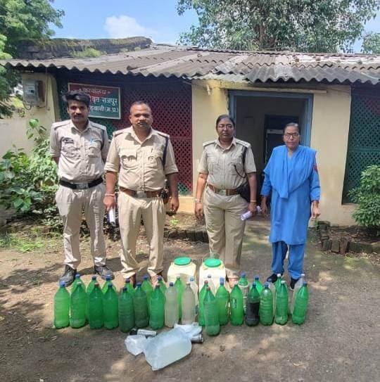 आबकारी विभाग द्वारा अवैध मदिरा निर्माण, बिक्री, परिहवन एवं संग्रहण पर की कार्यवाही
बड़वानी 10 सितम्बर 2026/ जिले में अवैध मदिरा की बिक्री, संग्रहण, चोर्यनयन / निर्माण एवं परिवहन पर रोक लगाने हेतु विशेष अभियान के तहत कलेक्टर श्रीमती जयति सिंह एवं उपायुक्त आबकारी इंदौर संभाग इंदौर द्वारा सतत् कार्यवाही के निर्देश दिए गए हैं।
उक्त निर्देशों के परिपालन में जिला आबकारी अधिकारी श्री अशोक कुमार खत्री के मार्गदर्शन एवं सहायक जिला आबकारी अधिकारी श्रीमती अभिलाषा सिंगोरिया वर्मा के नेतृत्व में 09 सितम्बर को आबकारी बल द्वारा वृत राजपुर के राजपुर शहर में ढाबों एवं मछली मार्केट में तथा सेंधवा में ग्राम नवलपुरा एवं बोरली वृत खेतिया में ग्राम निवाली में दबीस देकर देशी मदिरा 7.02 बल्क लीटर, विदेशी मदिरा 15.66 बल्क लीटर, माल्ट मदिरा 8 बल्क लीटर, हाथभट्टी मदिरा 70 बल्क लीटर जप्त की तथा 440 किलोग्राम महुआ लहान बरामद कर सैंपल लेकर मौके पर फैलाया जाकर नष्ट किया। उक्त कार्यवाही के दौरान मध्यप्रदेश आबकारी अधिनियम 1915 की धारा 34 (1) क, च के तहत आबकारी विभाग द्वारा कुल 08 प्रकरण पंजीबद्ध किए गए। जप्त की गई मदिरा एवं महुआ लहान की अनुमानित कीमत लगभग 69 हजार 152 रुपये है।
कार्यवाही में आबकारी उपनिरीक्षक श्री दिलीप जायसवाल, श्री कमलेश बामनिया, सुश्री विभा नांदले, आबकारी प्रधान आरक्षक श्री इरफान अली, श्री सुदेश आचार्य, श्री हुकुम पाटीदार, श्रीमती गंगा सोलंकी, आबकारी आरक्षक सुश्री प्रिया सुल्या, श्री इमलेश पवार, श्री सुयश यादव एवं श्री पंकज भिंडे आदि विशेष योगदान रहा। आबकारी विभाग की अवैध मदिरा के विरुद्ध कार्यवाही लगातार जारी रहेगी।
