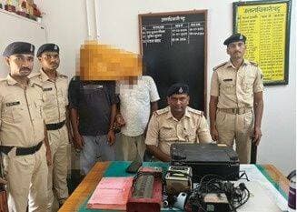 परिहार में फर्जी आधार का खेल बेनकाब, दो गिरफ्तार
परिहार। सीतामढ़ी जिले के परिहार थाना पुलिस ने फर्जी आधार कार्ड बनाए जाने की सूचना पर कार्रवाई करते हुए धामीटोल चौक स्थित एक दुकान में छापेमारी की। पुलिस ने मौके से फर्जी आधार बनाने में इस्तेमाल किए जा रहे कई इलेक्ट्रॉनिक उपकरण बरामद किए और दो आरोपियों को गिरफ्तार किया। पुलिस के अनुसार, 9 सितंबर 2026 को मिली गुप्त सूचना के आधार पर दुकान की विधिवत तलाशी ली गई। तलाशी के दौरान दो लैपटॉप, एक फिंगर प्रिंट स्कैनर, दो बायोमेट्रिक डिवाइस, एक आइरिस डिवाइस, दो वेब कैमरा, एक प्रिंटर, एक जीपीएस लेमिनेशन मशीन और 17 आधार कार्ड स्लिप बरामद की गईं। बरामद सभी सामानों को पुलिस ने विधिवत जब्त कर लिया। गिरफ्तार आरोपियों की पहचान अमरेन्द्र कुमार, निवासी हनुमान नगर, थाना बेला, जिला सीतामढ़ी और नितिश कुमार, निवासी अधगाई, थाना परिहार, जिला सीतामढ़ी के रूप में हुई है। इस मामले में परिहार थाना कांड संख्या 237/26 दर्ज किया गया है। पुलिस द्वारा मामले की जांच करते हुए फर्जी आधार कार्ड बनाने के नेटवर्क और इसमें शामिल अन्य लोगों के बारे में जानकारी जुटाई जा रही है। आगे की विधिसम्मत कार्रवाई की जा रही है।