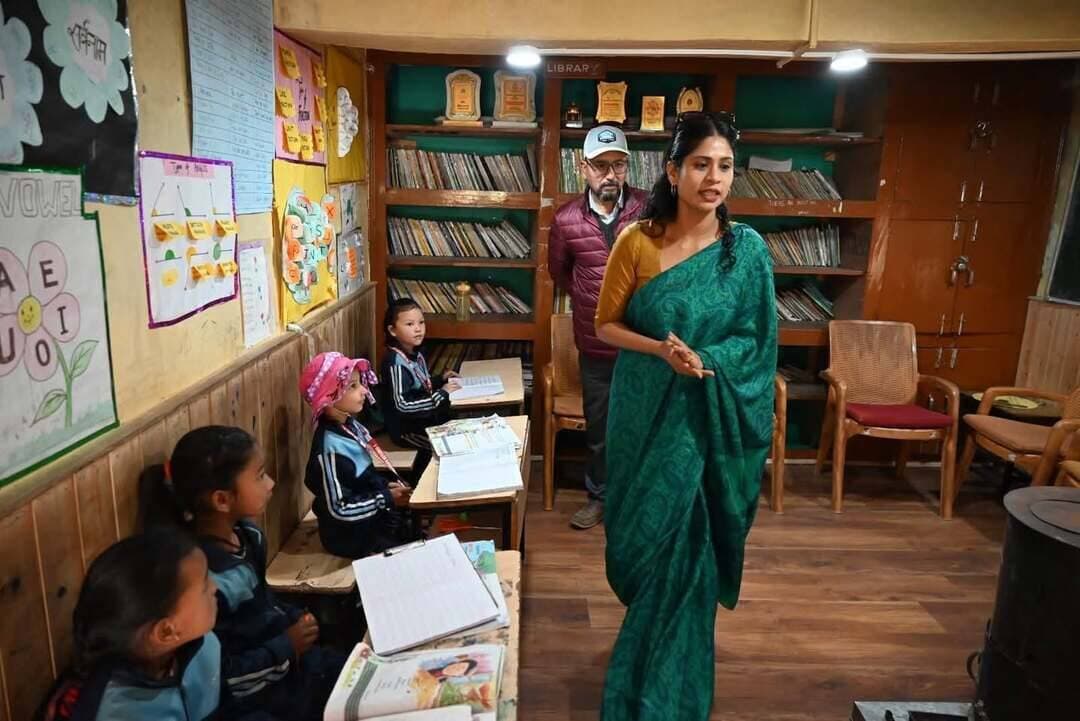 उपायुक्त किरण भड़ाना ने पीएम श्री राजकीय केंद्र प्राथमिक विद्यालय केलांग का किया निरीक्षण
बुनियादी सुविधाओं और शैक्षणिक गुणवत्ता में सुधार के लिए हरसंभव सहयोग का दिया आश्वास
Kullu Times
उपायुक्त लाहौल-स्पीति किरण भड़ाना ने आज पीएम श्री राजकीय केंद्र प्राथमिक विद्यालय केलांग का दौरा कर विद्यालय में उपलब्ध सुविधाओं और अधोसंरचना का जायजा लिया। इस दौरान उन्होंने विद्यालय के विद्यार्थियों से आत्मीय संवाद करते हुए उनकी पढ़ाई, स्कूल में उपलब्ध सुविधाओं तथा सामने आ रही समस्याओं के बारे में जानकारी ली।
उन्होंने बच्चों से बातचीत कर उनकी आवश्यकताओं को जानने में विशेष रुचि दिखाई। उन्होंने विद्यार्थियों से कक्षाओं, पेयजल, शौचालय, बैठने की व्यवस्था सहित अन्य सुविधाओं के बारे में फीडबैक लिया। बच्चों ने भी अपनी आवश्यकताओं और समस्याओं को उपायुक्त के समक्ष साझा किया।
उन्होंने विद्यालय के शिक्षकों से भी बातचीत कर शिक्षण व्यवस्था तथा विद्यालय में मौजूद अधोसंरचना संबंधी कमियों की जानकारी प्राप्त की। उन्होंने कहा कि बच्चों को बेहतर शिक्षा के साथ-साथ स्वच्छ, सुरक्षित और सुविधाजनक वातावरण उपलब्ध करवाना जिला प्रशासन की प्राथमिकता है।
निरीक्षण के दौरान उपायुक्त ने विद्यालय में स्वच्छ पेयजल की व्यवस्था, शौचालयों, कक्षाओं, स्वच्छता तथा अन्य आवश्यक बुनियादी सुविधाओं का भी जायजा लिया। उन्होंने संबंधित अधिकारियों को विद्यालय में मौजूद कमियों को दूर करने तथा आवश्यक सुविधाओं को प्राथमिकता के आधार पर सुदृढ़ करने के निर्देश दिए।
उपायुक्त ने कहा कि विद्यालयों की अधोसंरचना को मजबूत करने के साथ-साथ शिक्षा की गुणवत्ता में निरंतर सुधार आवश्यक है, ताकि विद्यार्थियों को सीखने के लिए बेहतर वातावरण मिल सके। उन्होंने विद्यालय प्रबंधन को आश्वस्त किया कि बच्चों के हित में आवश्यक सुविधाओं के सुधार के लिए जिला प्रशासन की ओर से हरसंभव सहयोग प्रदान किया जाएगा।
उन्होंने संबंधित विभागों को विद्यालय की आवश्यकताओं का समुचित आकलन कर आवश्यक कार्रवाई सुनिश्चित करने के निर्देश भी दिए। उपायुक्त ने कहा कि बच्चों की समस्याओं और सुझावों को गंभीरता से लेते हुए उनके लिए बेहतर शैक्षणिक एवं सुविधाजनक वातावरण तैयार करना प्रशासन की जिम्मेदारी है।