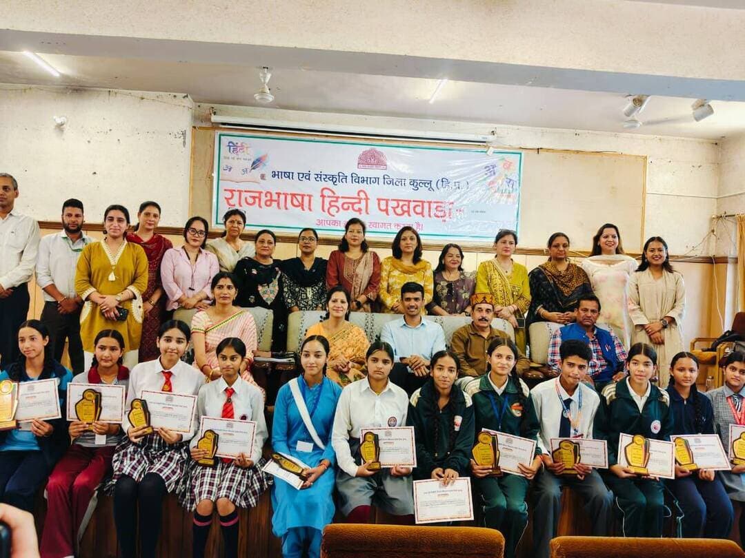 राजभाषा हिंदी पखवाड़े में निबंध, भाषण व प्रश्नोत्तरी प्रतियोगिताएं आयोजित
पुलिस अधीक्षक ने पुरस्कृत किए विद्यार्थी
Kullu Times
भाषा एवं संस्कृति विभाग, हिमाचल प्रदेश, जिला कुल्लू द्वारा राजभाषा हिंदी पखवाड़े के अंतर्गत आज देव सदन सभागार में जिले के विद्यालयों की नवीं से बारहवीं कक्षा के विद्यार्थियों के लिए निबंध, भाषण एवं प्रश्नोत्तरी प्रतियोगिताओं का आयोजन किया गया। कार्यक्रम में जिले की सरकारी व गैर-सरकारी 15 पाठशालाओं के लगभग 50 विद्यार्थियों ने भाग लिया। कार्यक्रम का शुभारंभ राष्ट्रगीत के साथ हुआ। निबंध प्रतियोगिता के लिए "वैश्विक भाषा के रूप में हिंदी की स्थिति एवं संभावनाएं" तथा "कृत्रिम बुद्धिमत्ता की भूमिका हिंदी भाषा के संदर्भ में" विषय दिए गए थे। इसमें राजकीय वरिष्ठ माध्यमिक पाठशाला भुंतर की सौम्या शर्मा ने प्रथम, राजकीय वरिष्ठ माध्यमिक पाठशाला बजौरा की दामिनी ठाकुर ने द्वितीय तथा भारत भारती कुल्लू की अनोखी ने तृतीय स्थान प्राप्त किया। भाषण प्रतियोगिता के विषय "राजभाषा के रूप में हिंदी की दशा व दिशा" तथा "कृत्रिम बुद्धिमत्ता और हिंदी भाषा का भविष्य" रहे। इसमें शहीद बालकृष्ण राजकीय वरिष्ठ माध्यमिक विद्यालय कुल्लू के मोहित ठाकुर प्रथम, पीएम श्री राजकीय वरिष्ठ माध्यमिक विद्यालय भुंतर की हिमानी पंत द्वितीय तथा राजकीय वरिष्ठ माध्यमिक पाठशाला मौहल की हर्षिता ठाकुर तृतीय स्थान पर रहीं।प्रश्नोत्तरी प्रतियोगिता में विद्यार्थियों से हिंदी व्याकरण व साहित्य से जुड़े प्रश्न पूछे गए, जिसमें राजकीय वरिष्ठ माध्यमिक पाठशाला पीज की उष्मिता ठाकुर प्रथम, पीएम श्री राजकीय वरिष्ठ माध्यमिक पाठशाला कुल्लू की वर्षा ठाकुर द्वितीय तथा ब्रह्मर्षि शिक्षा निकेतन रघुनाथपुर कुल्लू की योगिता ठाकुर तृतीय स्थान पर रहीं।कार्यक्रम में पुलिस अधीक्षक अभिषेक सेकर मुख्यातिथि के रूप में उपस्थित रहे। उन्होंने विद्यार्थियों के समक्ष हिंदी भाषा की विशेषताओं व प्रयोग पर अपने विचार रखते हुए हिंदी के साथ-साथ अपनी मातृभाषा के अधिकाधिक प्रयोग के लिए प्रोत्साहित किया। मुख्यातिथि ने विजेता विद्यार्थियों को प्रमाण पत्र व मोमेंटो देकर सम्मानित किया। कार्यक्रम में वरिष्ठ साहित्यकार डॉ. दयानंद गौतम, रंगमंच से जुड़ीं मीनाक्षी ठाकुर तथा हिंदी प्रवक्ता दोतराम पहाड़िया ने निर्णायक की भूमिका निभाई, जबकि युवा कवयित्री वैशाली बिष्ट ने मंच संचालन किया। इससे पहले जिला भाषा अधिकारी प्रोमिला गुलेरिया ने मुख्यातिथि, निर्णायक मंडल तथा विभिन्न पाठशालाओं से आए अध्यापकों व विद्यार्थियों का आभार जताते हुए राजभाषा हिंदी के प्रोत्साहन एवं उज्ज्वल भविष्य पर प्रकाश डाला। Kullu Police