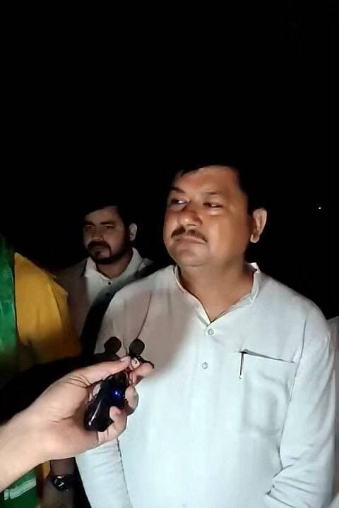 छात्र राजनीति से निकले स्थानीय डिग्री कॉलेज के छात्र संघ पूर्व अध्यक्ष जे.एन. सिंह (जितेंद्र नाथ सिंह) फिर से राजनीति के इस मैदान में लगभग अढ़ाई दशक बाद फिर से दिख रहे हैं, धरना को लेकर क्या कहा सुनिए!
मऊ 11 सितंबर दिन शुक्रवार को कलेक्ट्रेट पर बड़ा धरना प्रदर्शन
मऊ कलेक्ट्रेट परिसर स्थित धरना स्थल पर शुक्रवार, 11 सितंबर को यूजीसी रोलबैक, समान आरक्षण सहित विभिन्न मांगों को लेकर धरना-प्रदर्शन किया जाएगा।
धरना प्रदर्शन के उपरांत राष्ट्रपति के नाम संबोधित ज्ञापन जिलाधिकारी, मऊ को सौंपा जाएगा।
स्थान: कलेक्ट्रेट परिसर, मऊ
दिन: शुक्रवार, 11 सितंबर 2026
कार्यक्रम के संयोजको ने धरना स्थल पर आने के लिए लोगों को आह्वान किया!