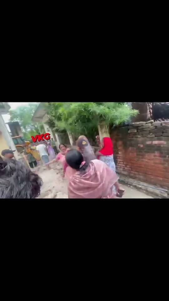 दो महिला नेताओं के बीच जमकर हुई मारपीट!
नाली तोड़ने के विवाद ने लिया हिंसक रूप, देखते ही देखते पूर्व और वर्तमान अध्यक्ष आमने-सामने आ गईं। माया वाल्मीकि और आशा रानी के बीच हुई हाथापाई का वीडियो सोशल मीडिया पर तेजी से वायरल हो रहा है।
हमीरपुर जनपद के कुकरा थाना क्षेत्र के अंतर्गत वार्ड नंबर 9 का मामला
#Hamirpur #ViralVideo #Marpeet #UPNews #BreakingNews