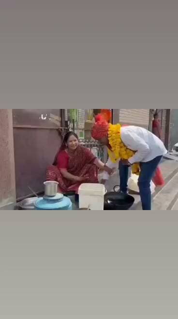 वोट के लिए पार्षद प्रत्याशी ने बर्तन धोए...
📍कोटा, राजस्थान